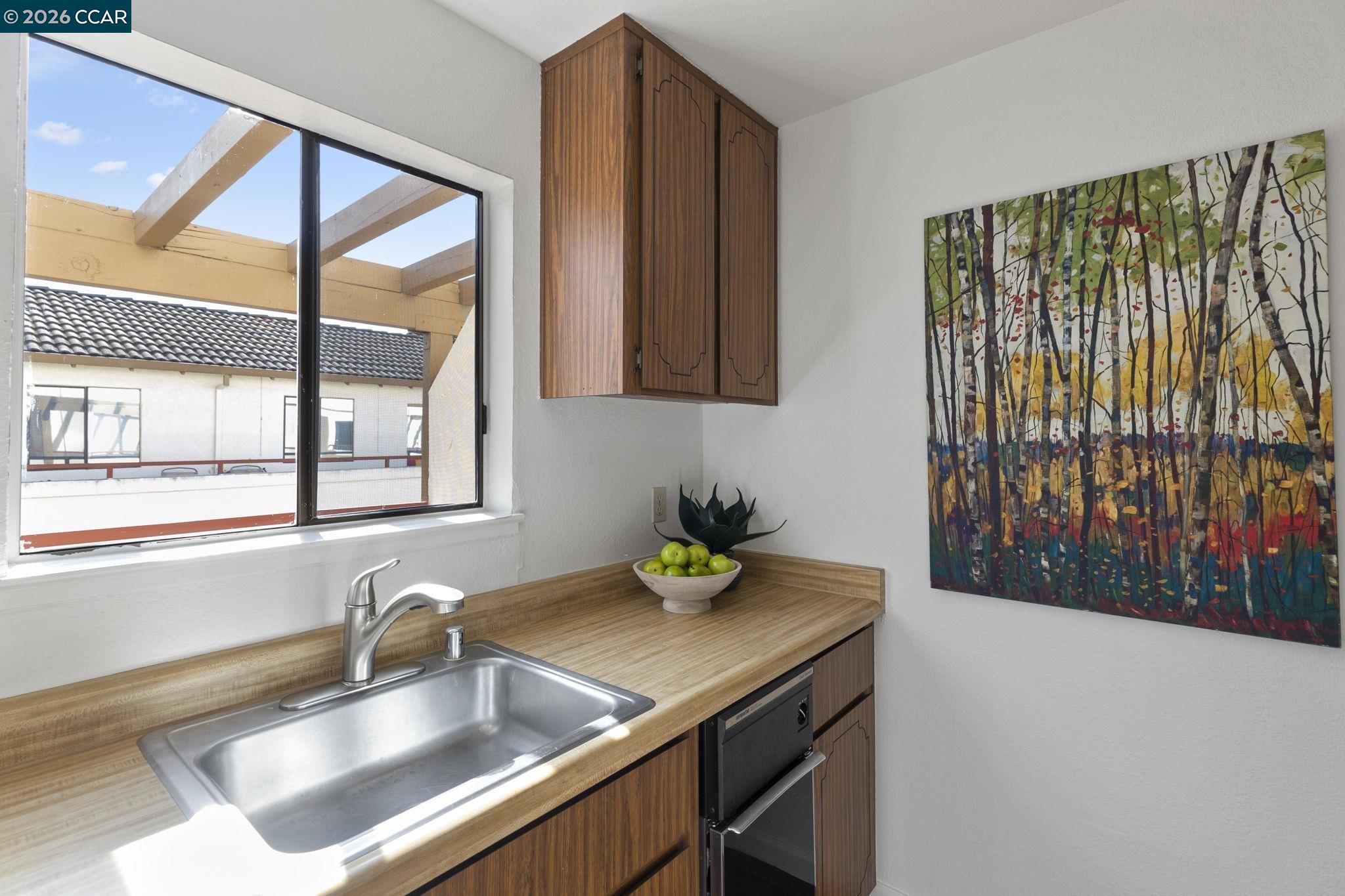 Detail Gallery Image 13 of 53 For 5060 Valley Crest Dr #56,  Concord,  CA 94521 - 3 Beds | 2/1 Baths