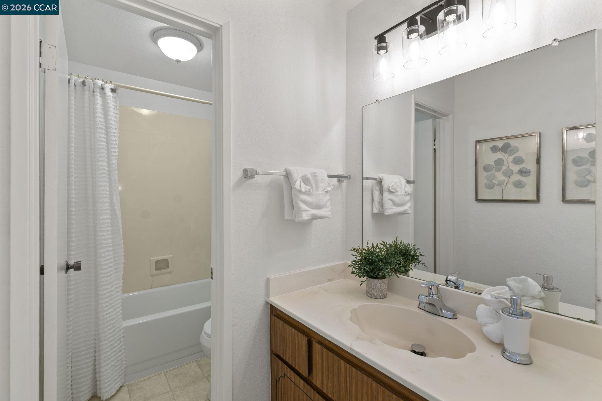 Detail Gallery Image 34 of 53 For 5060 Valley Crest Dr #56,  Concord,  CA 94521 - 3 Beds | 2/1 Baths