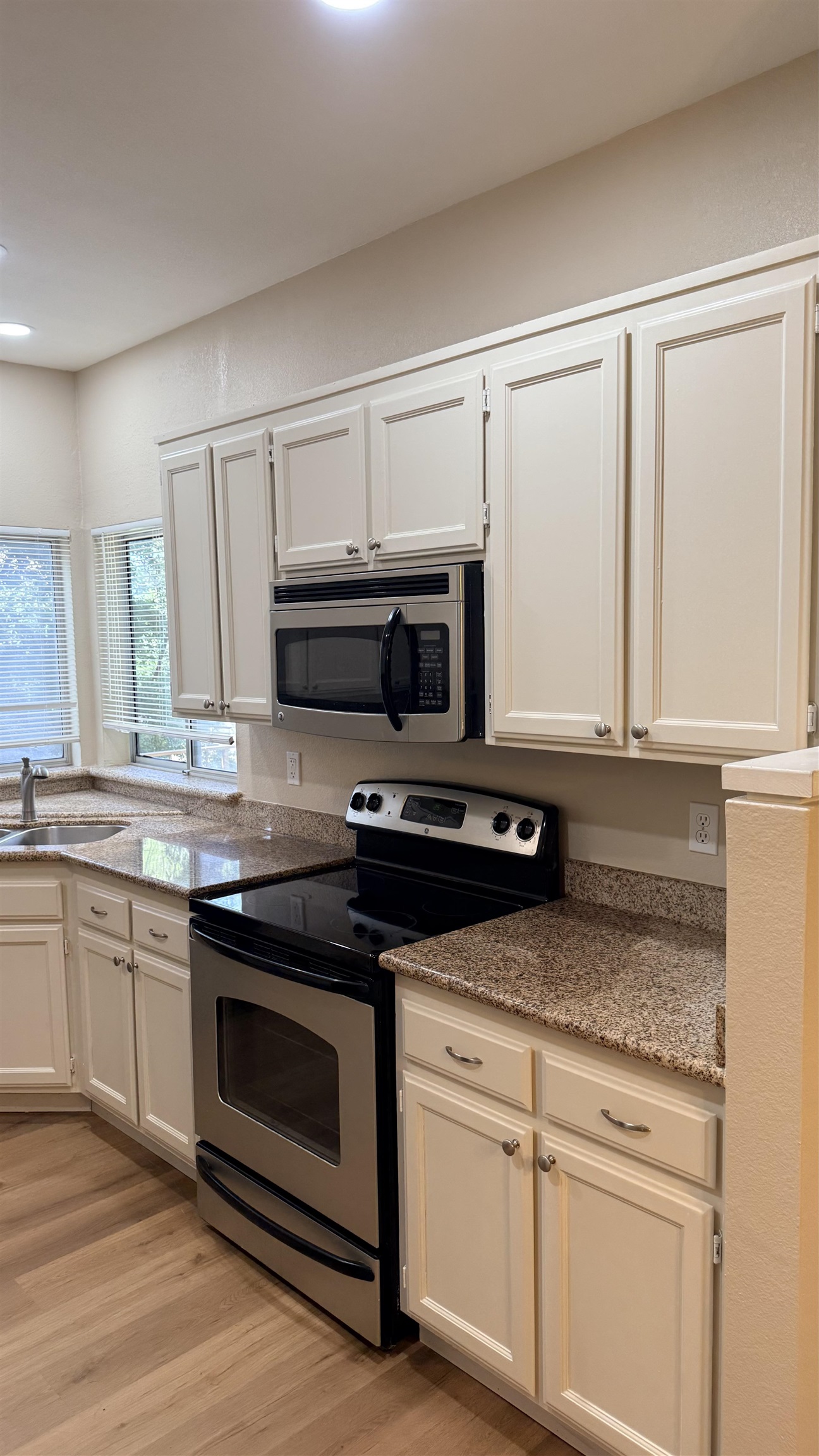 Detail Gallery Image 4 of 53 For 103 Tuscany Court, Hercules,  CA 94547 - 2 Beds | 2 Baths