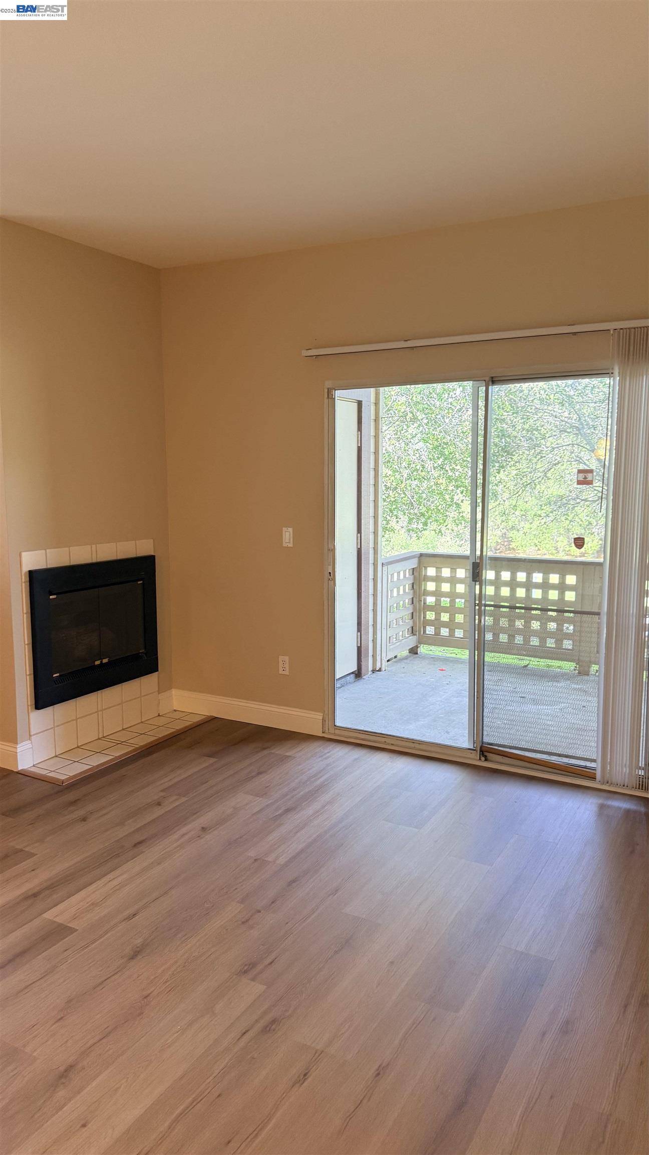 Detail Gallery Image 4 of 52 For 103 Tuscany Court, Hercules,  CA 94547 - 2 Beds | 2 Baths