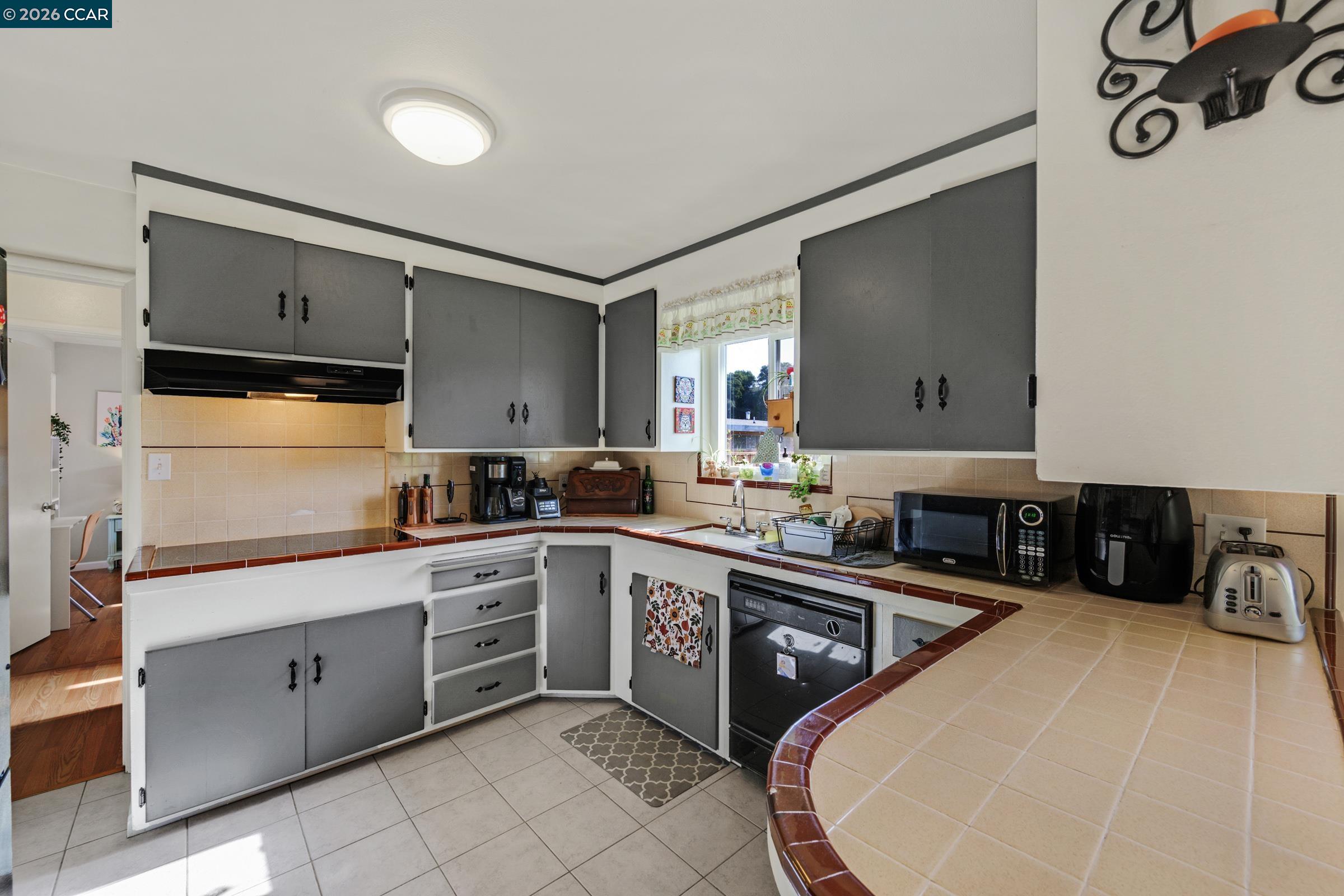 Detail Gallery Image 26 of 32 For 22820 5th St, Hayward,  CA 94541 - 5 Beds | 2/1 Baths