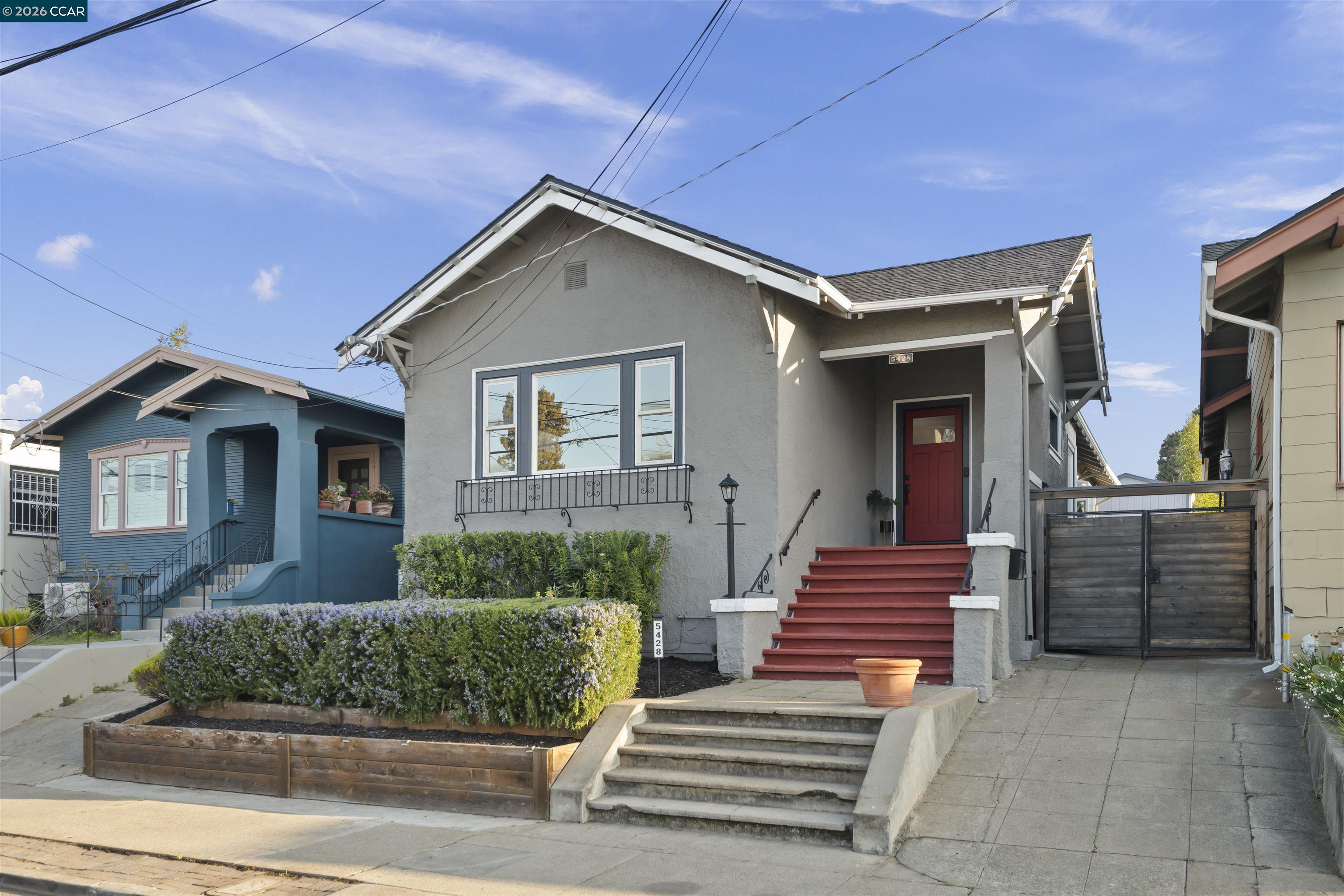 Detail Gallery Image 2 of 17 For 5428 Ruth Ave, Oakland,  CA 94601 - 3 Beds | 1 Baths
