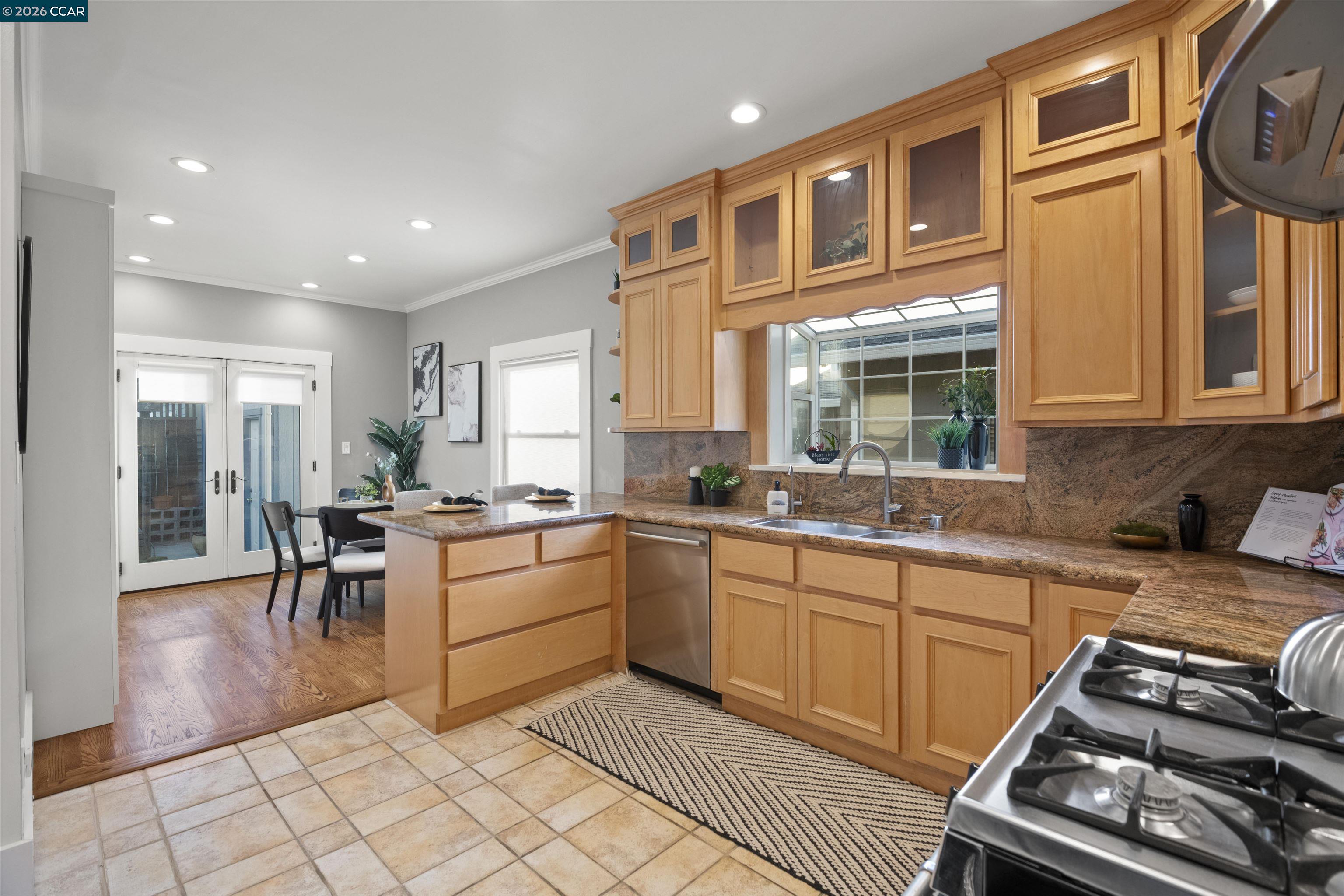 Detail Gallery Image 7 of 17 For 5428 Ruth Ave, Oakland,  CA 94601 - 3 Beds | 1 Baths