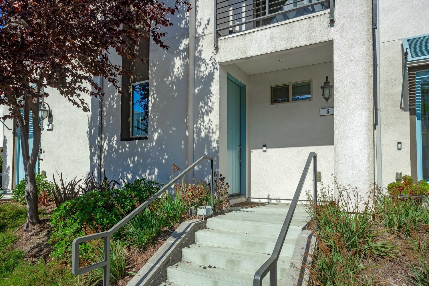 Detail Gallery Image 2 of 32 For 3077 Valley of Hearts Del Pl #6,  San Jose,  CA 95136-4977 - 2 Beds | 2 Baths