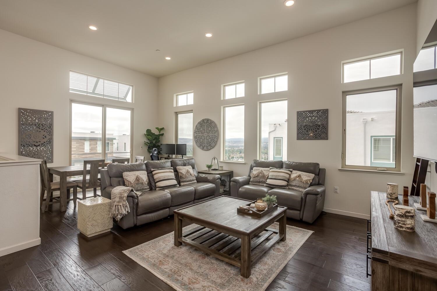 Detail Gallery Image 4 of 32 For 3077 Valley of Hearts Del Pl #6,  San Jose,  CA 95136-4977 - 2 Beds | 2 Baths