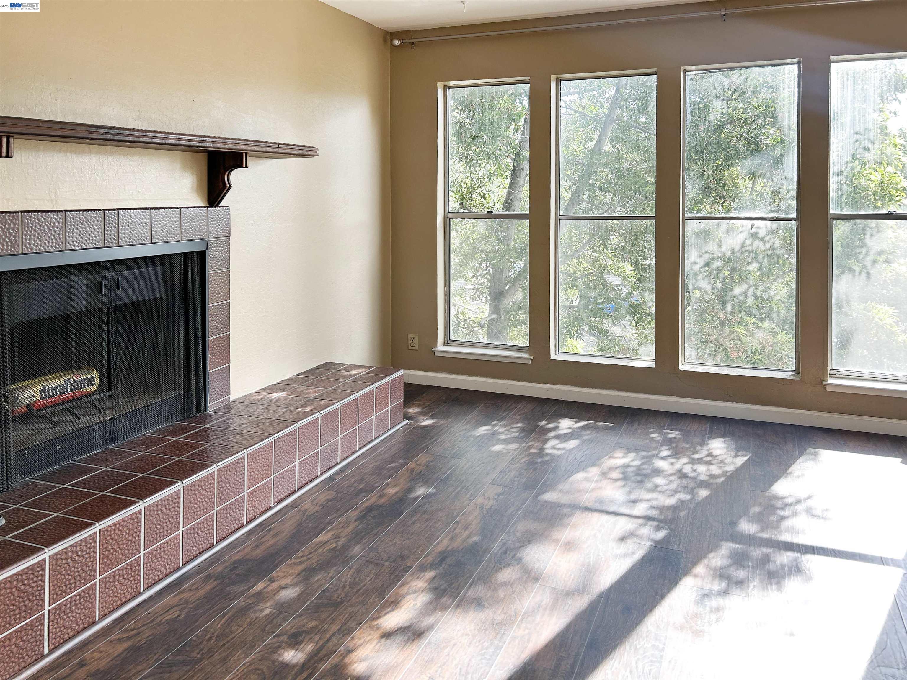 Detail Gallery Image 2 of 18 For 5335 Broadway Terrace #204,  Oakland,  CA 94618 - 2 Beds | 2 Baths