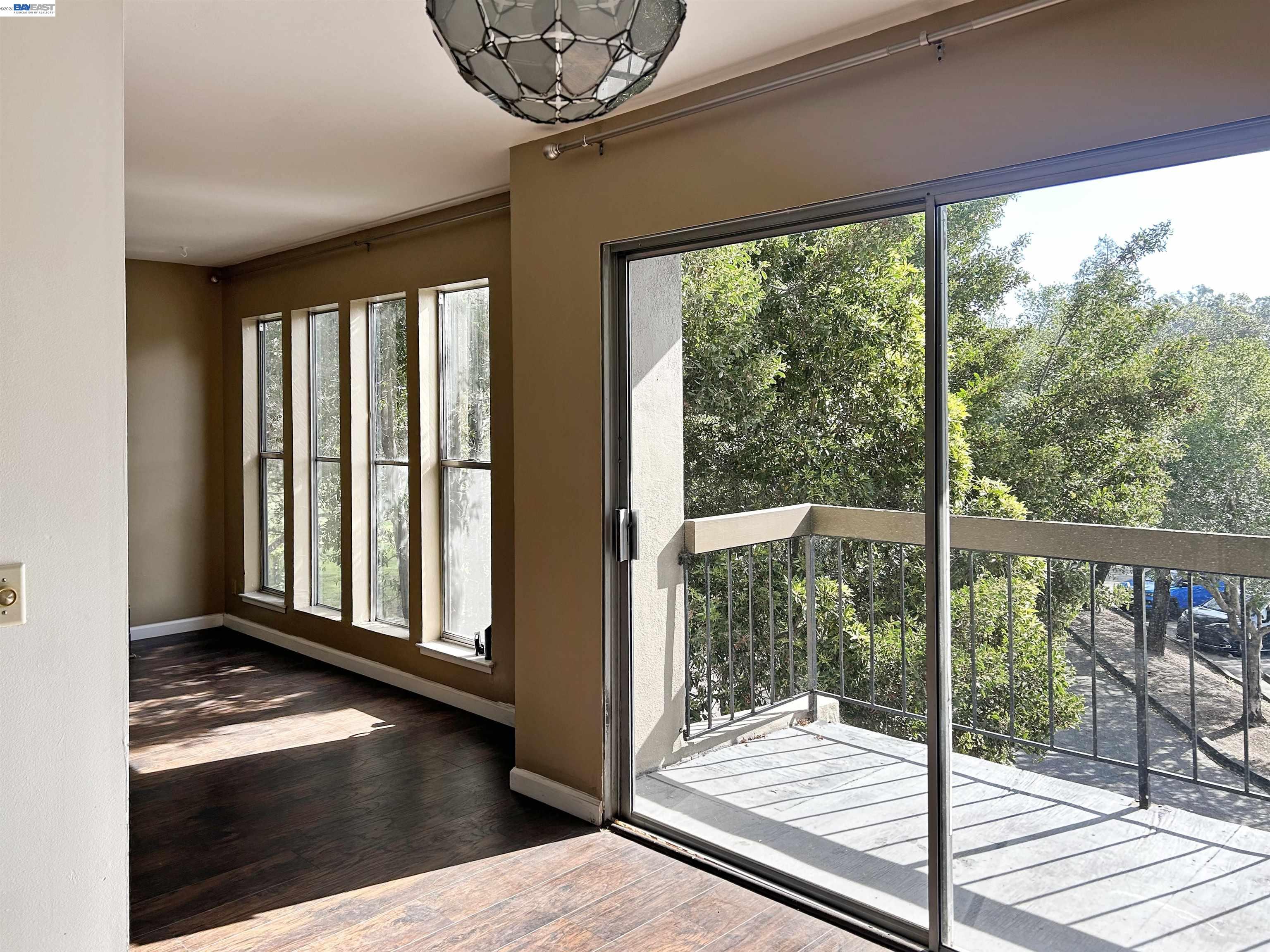 Detail Gallery Image 4 of 25 For 5335 Broadway Terrace #204,  Oakland,  CA 94618 - 2 Beds | 2 Baths