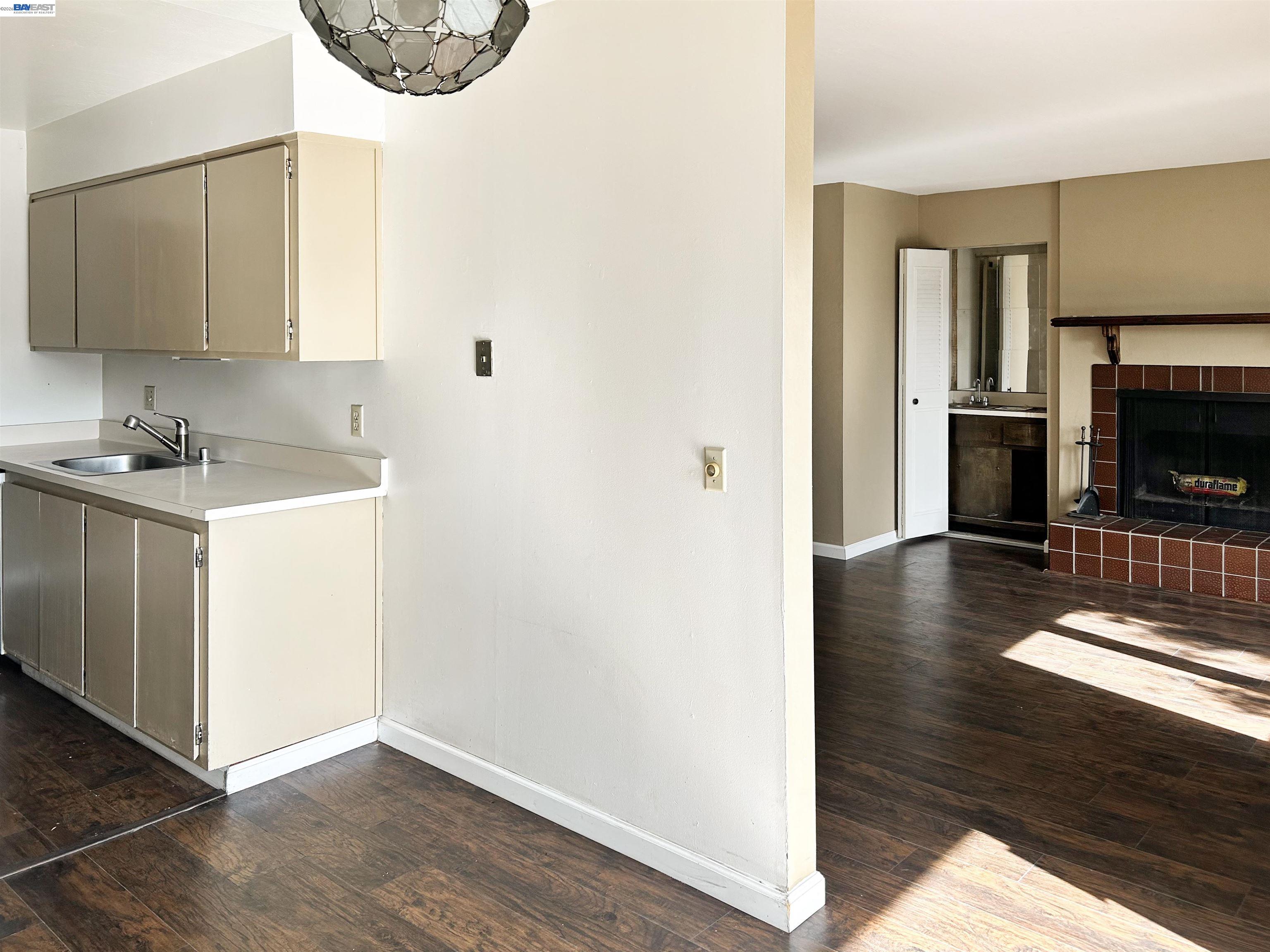 Detail Gallery Image 8 of 25 For 5335 Broadway Terrace #204,  Oakland,  CA 94618 - 2 Beds | 2 Baths