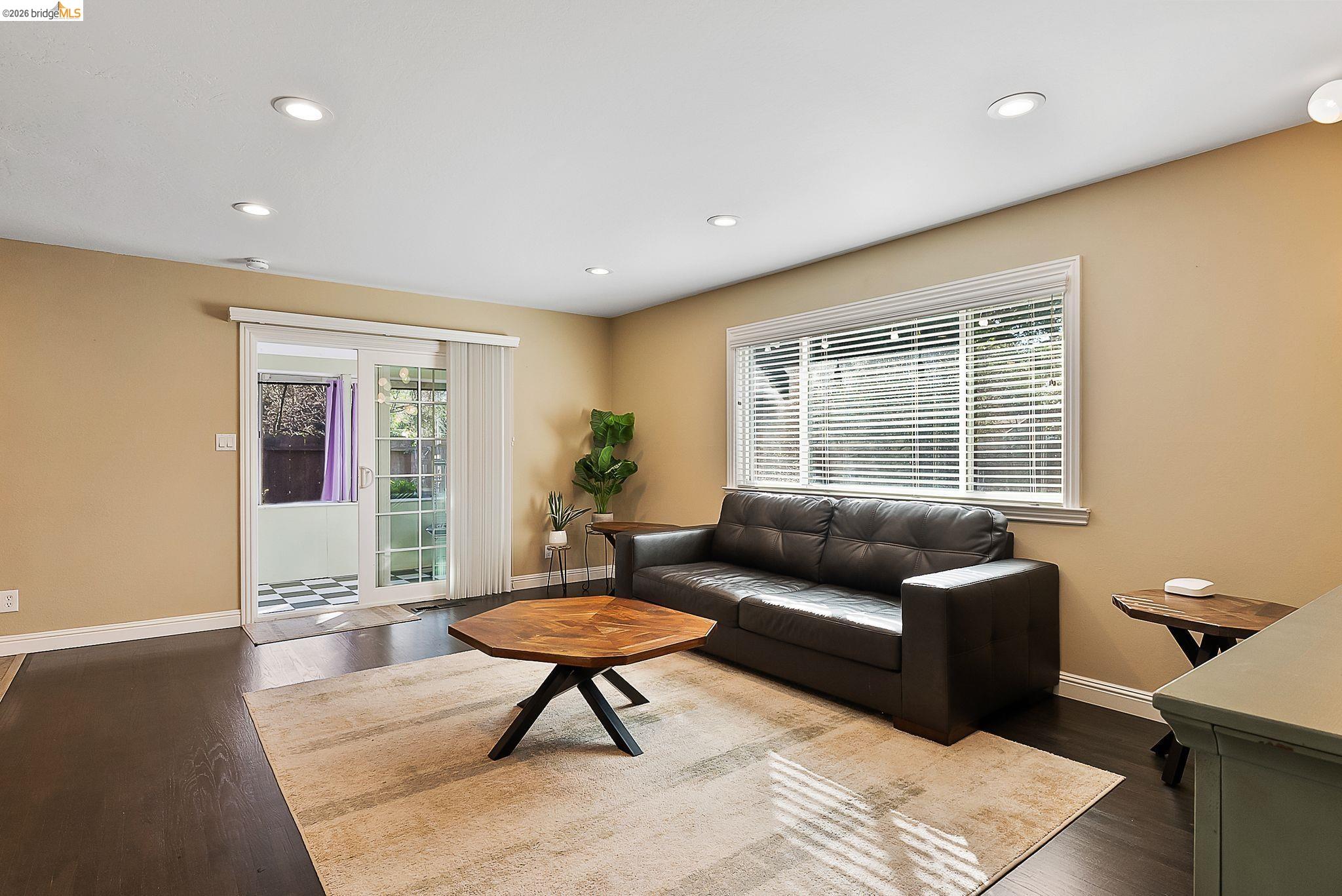 Detail Gallery Image 7 of 37 For 1777 Clayton Way, Concord,  CA 94519 - 3 Beds | 2 Baths