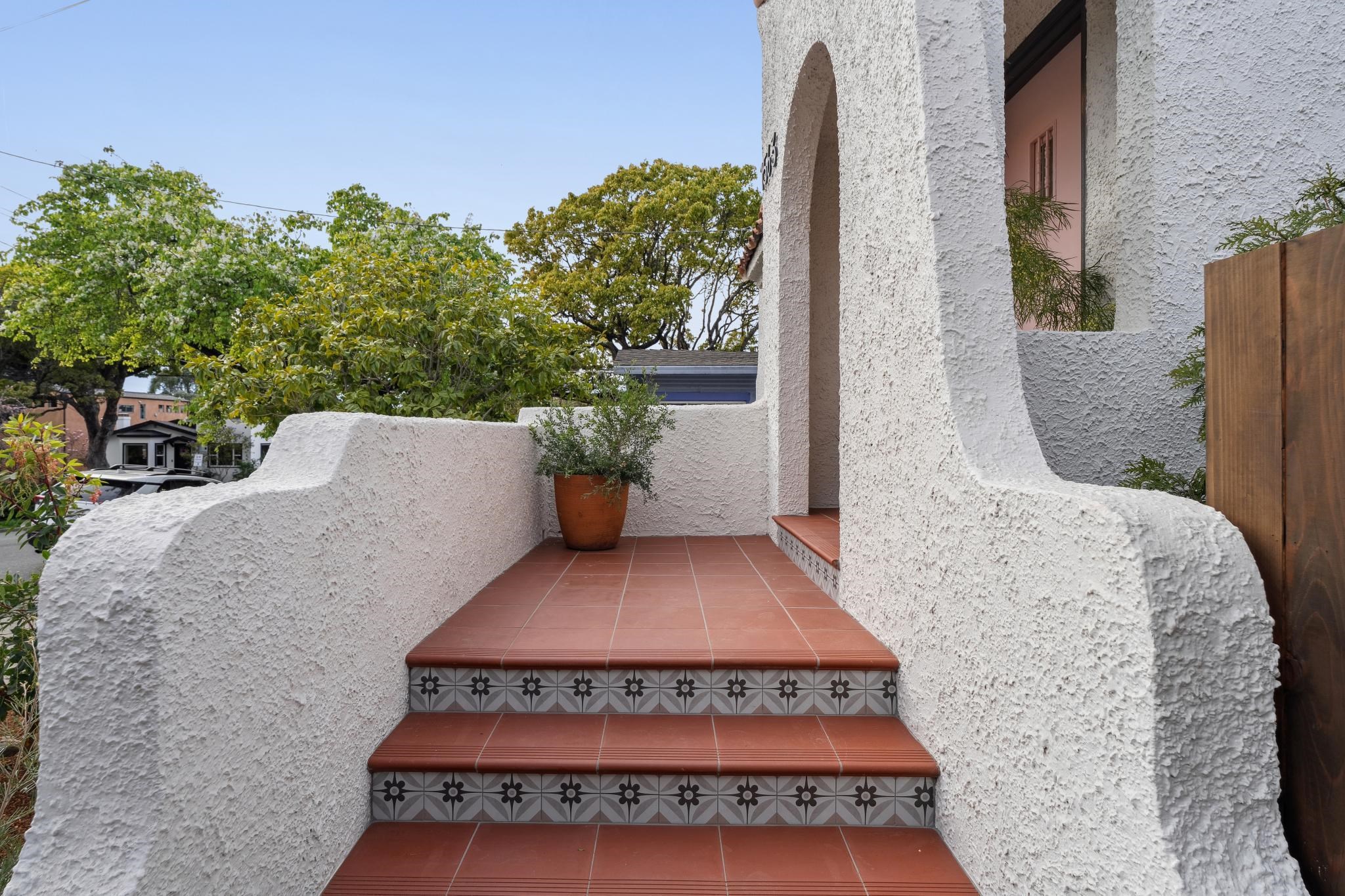 Detail Gallery Image 5 of 55 For 1563 Thousand Oaks Blvd, Berkeley,  CA 94707 - 3 Beds | 1/1 Baths