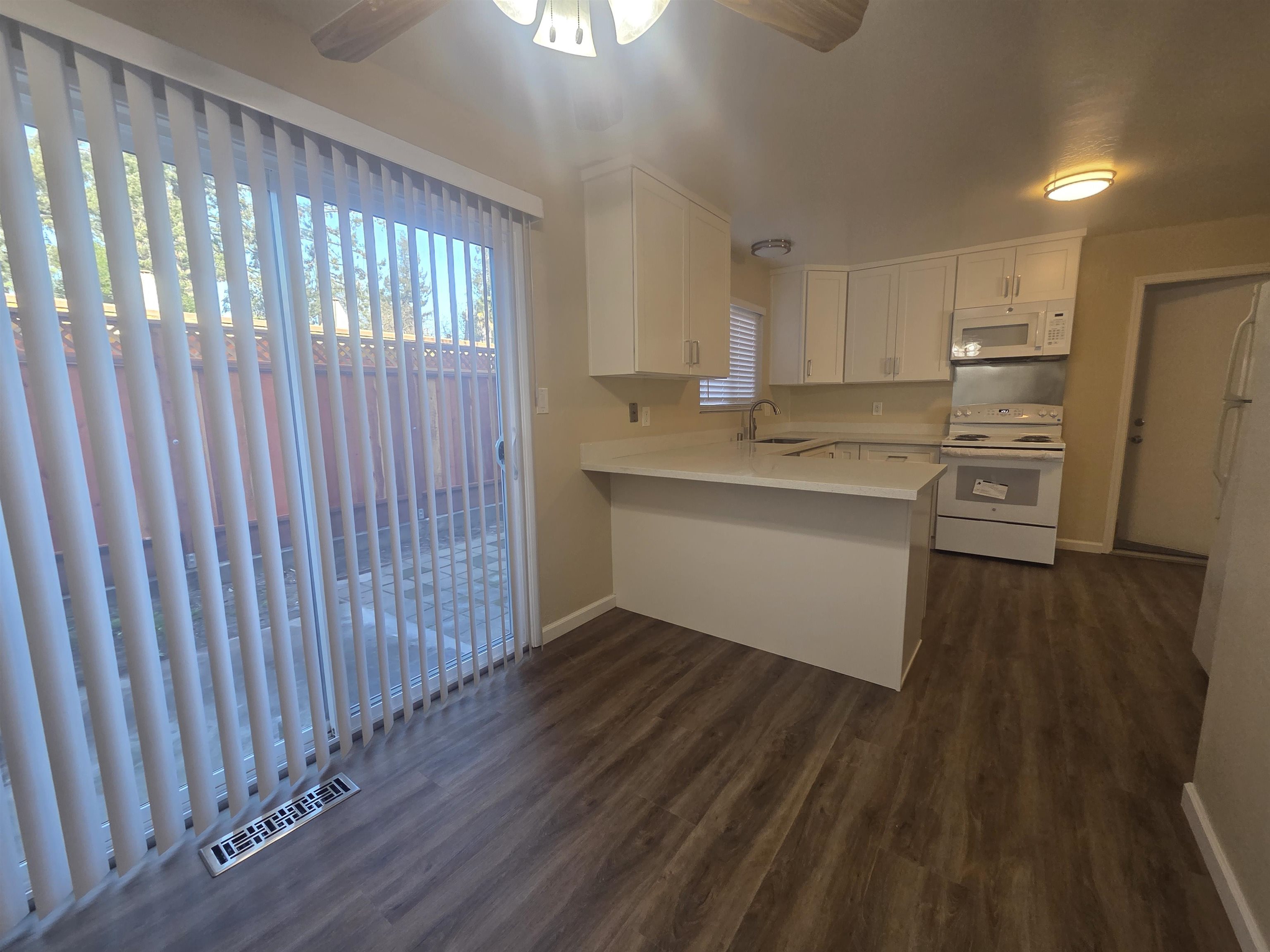 Detail Gallery Image 12 of 28 For 20077 Redwood Rd #3,  Castro Valley,  CA 94546 - 2 Beds | 1/1 Baths