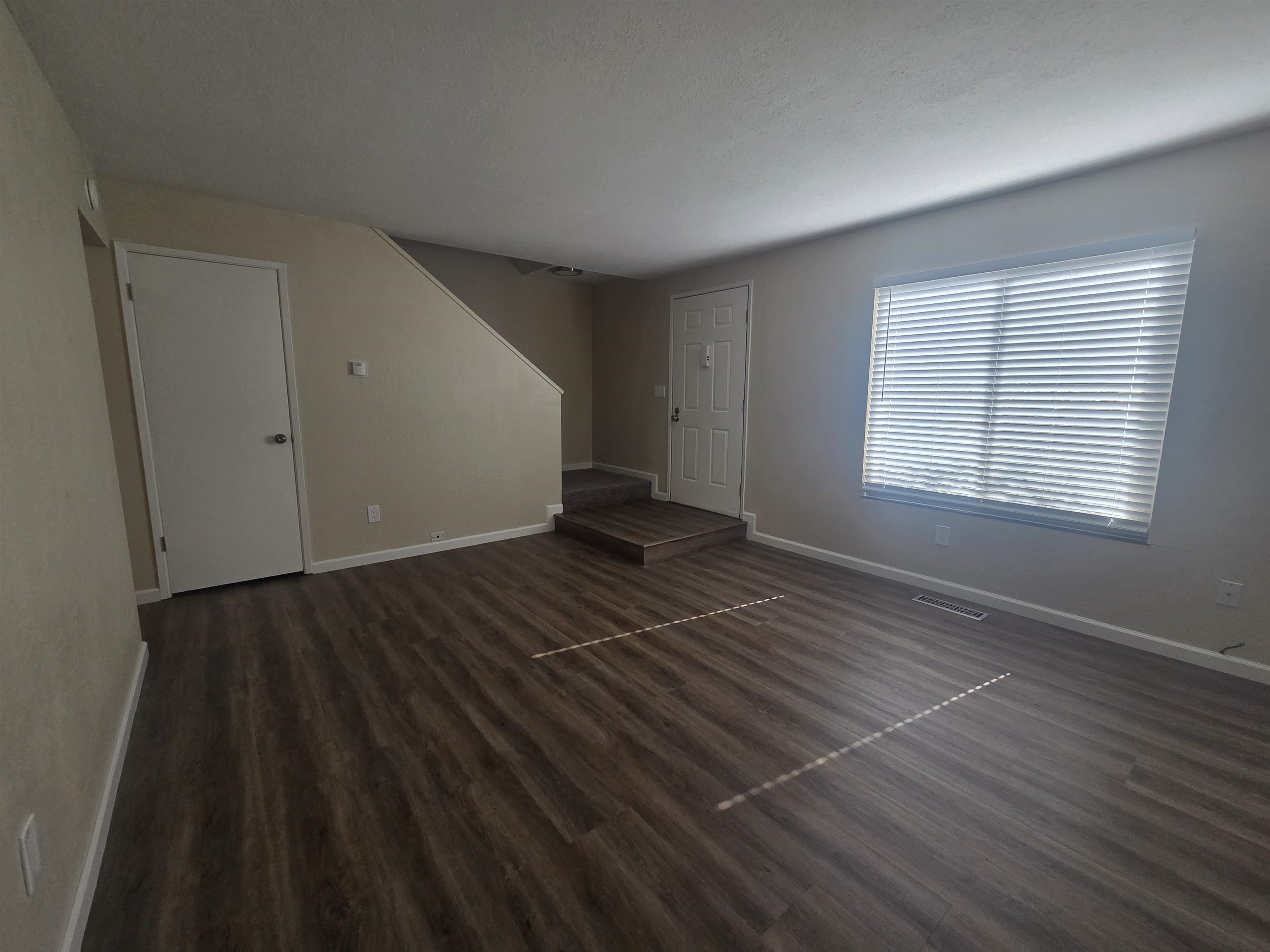 Detail Gallery Image 4 of 28 For 20077 Redwood Rd #3,  Castro Valley,  CA 94546 - 2 Beds | 1/1 Baths