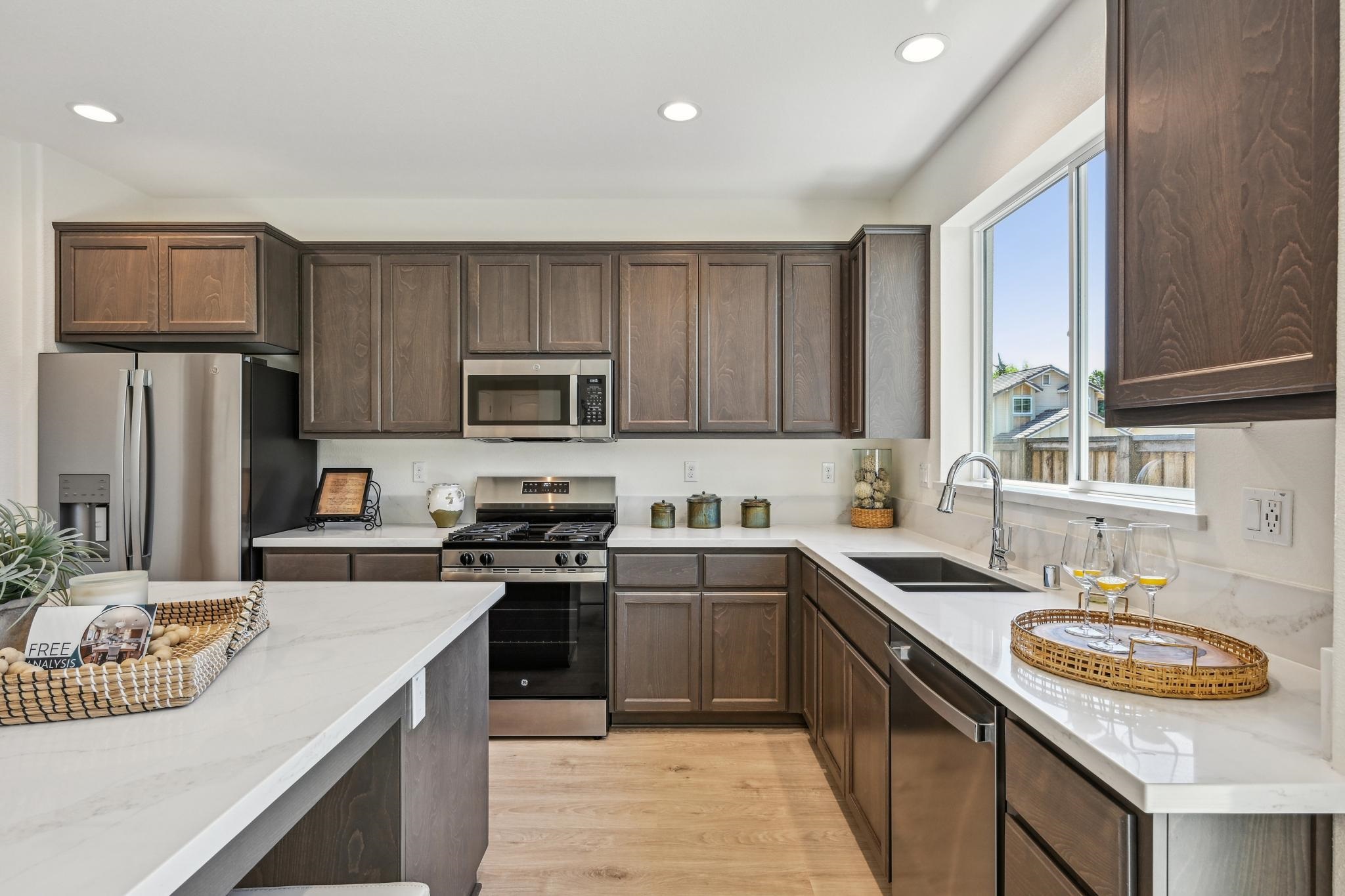 Detail Gallery Image 11 of 54 For 101 Creek View Cir, Fairfield,  CA 94533 - 5 Beds | 3/1 Baths