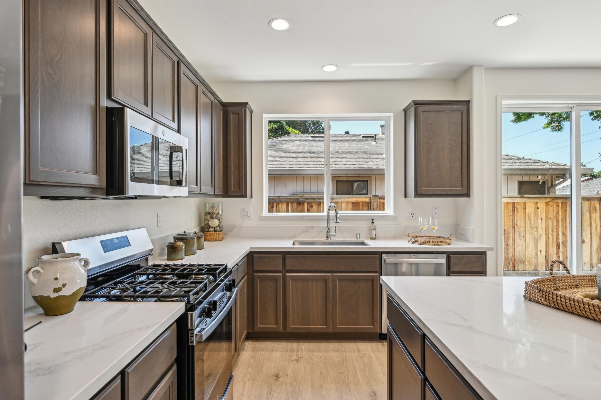 Detail Gallery Image 12 of 54 For 101 Creek View Cir, Fairfield,  CA 94533 - 5 Beds | 3/1 Baths