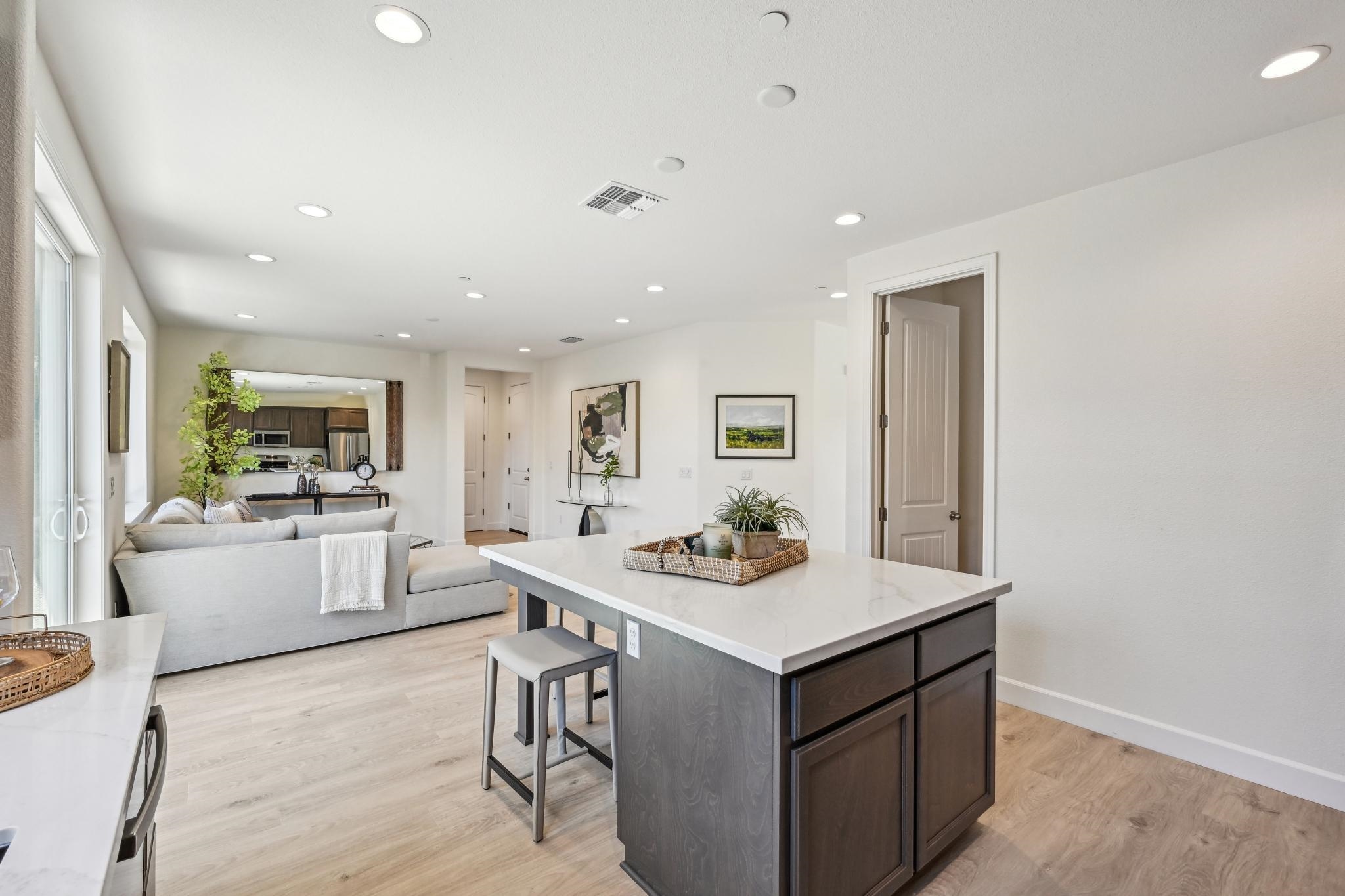 Detail Gallery Image 13 of 54 For 101 Creek View Cir, Fairfield,  CA 94533 - 5 Beds | 3/1 Baths