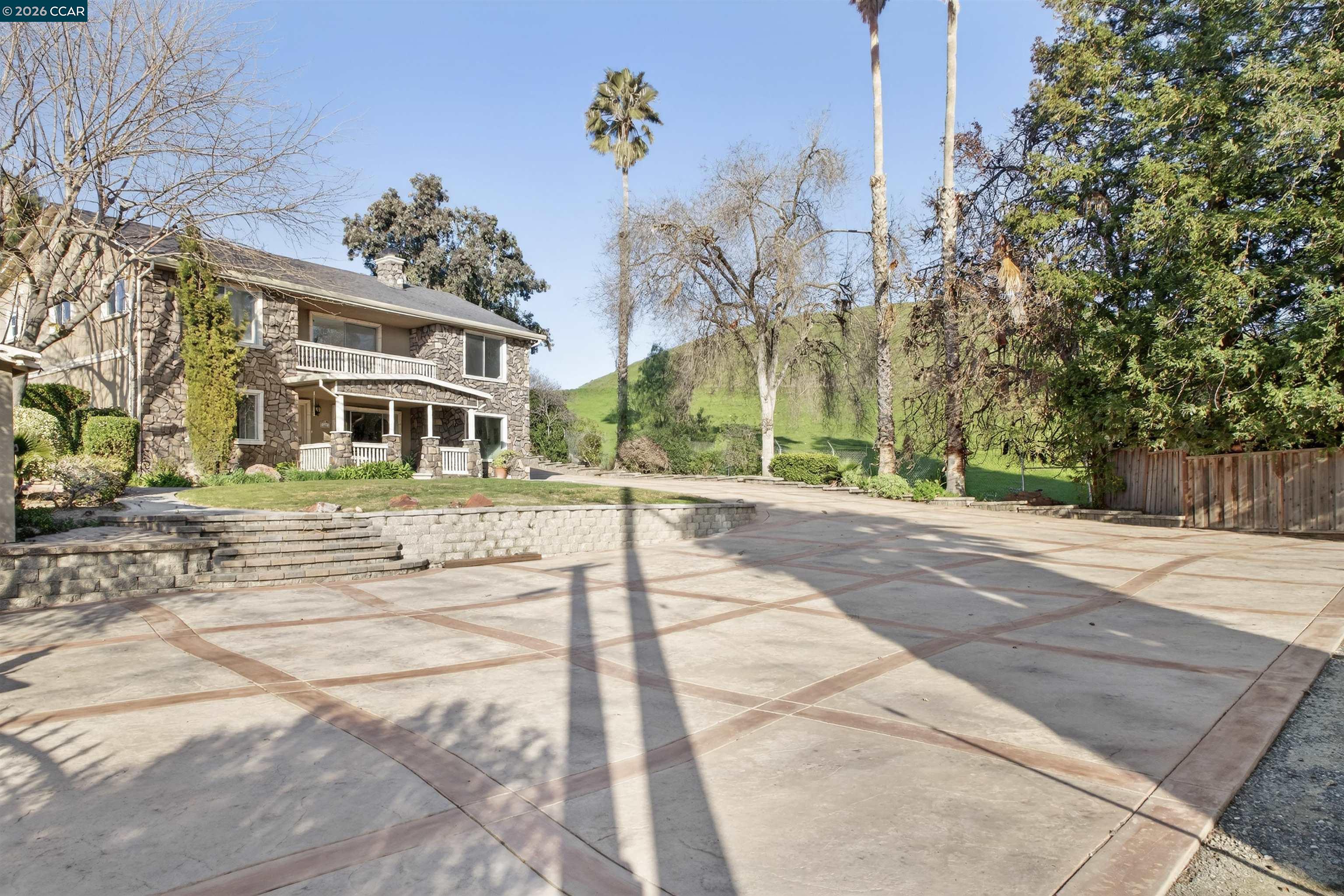 Detail Gallery Image 2 of 57 For 1956 Holly Dr, Concord,  CA 94521 - 5 Beds | 3 Baths