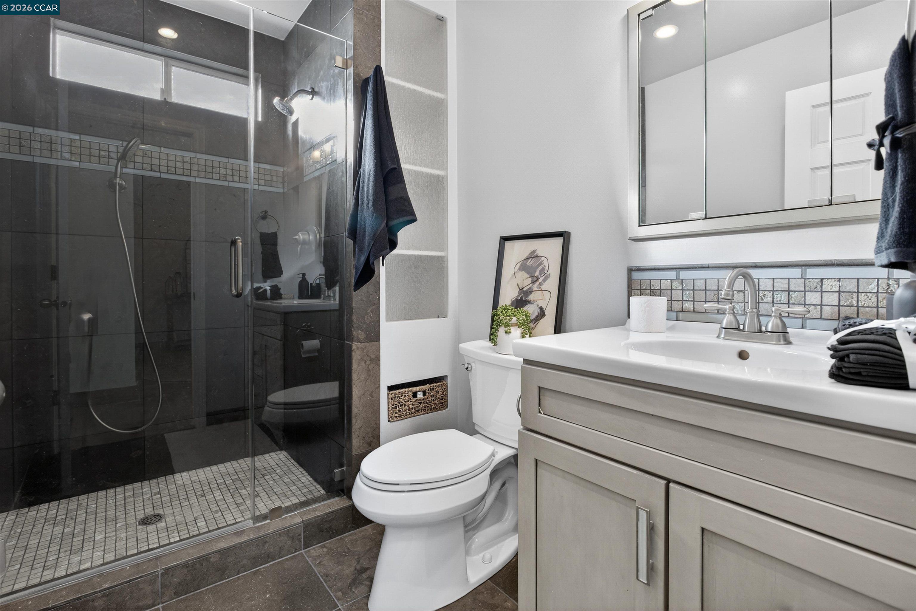 Detail Gallery Image 12 of 57 For 1956 Holly Dr, Concord,  CA 94521 - 5 Beds | 3 Baths