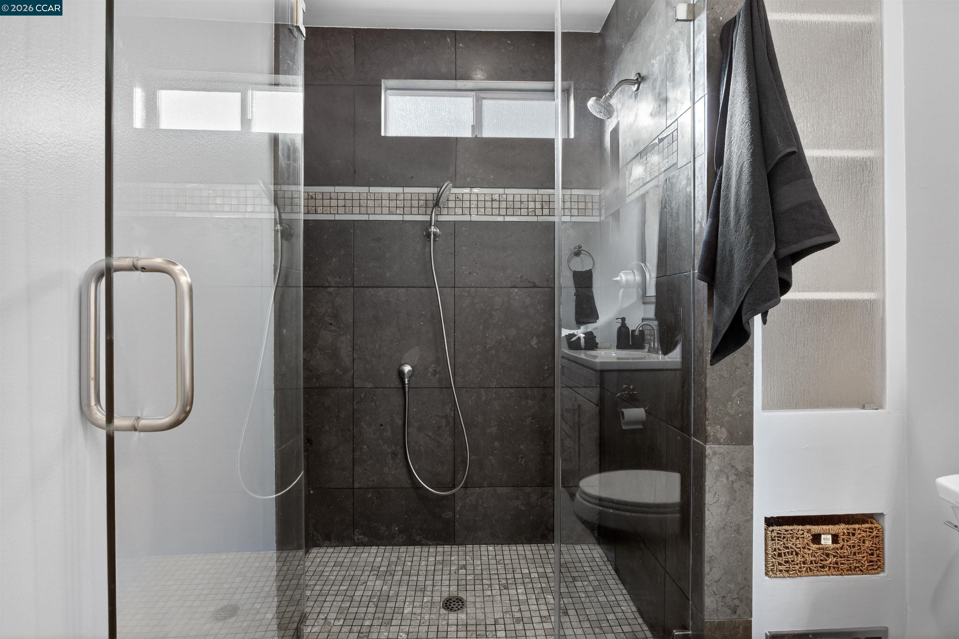 Detail Gallery Image 13 of 57 For 1956 Holly Dr, Concord,  CA 94521 - 5 Beds | 3 Baths