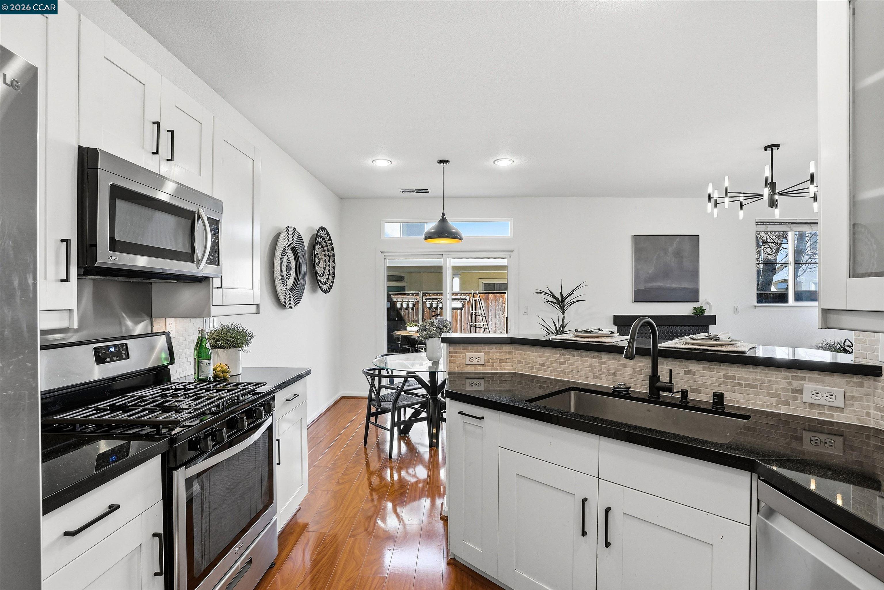 Detail Gallery Image 11 of 33 For 1 Avocet Ct, Alameda,  CA 94501 - 3 Beds | 2/1 Baths