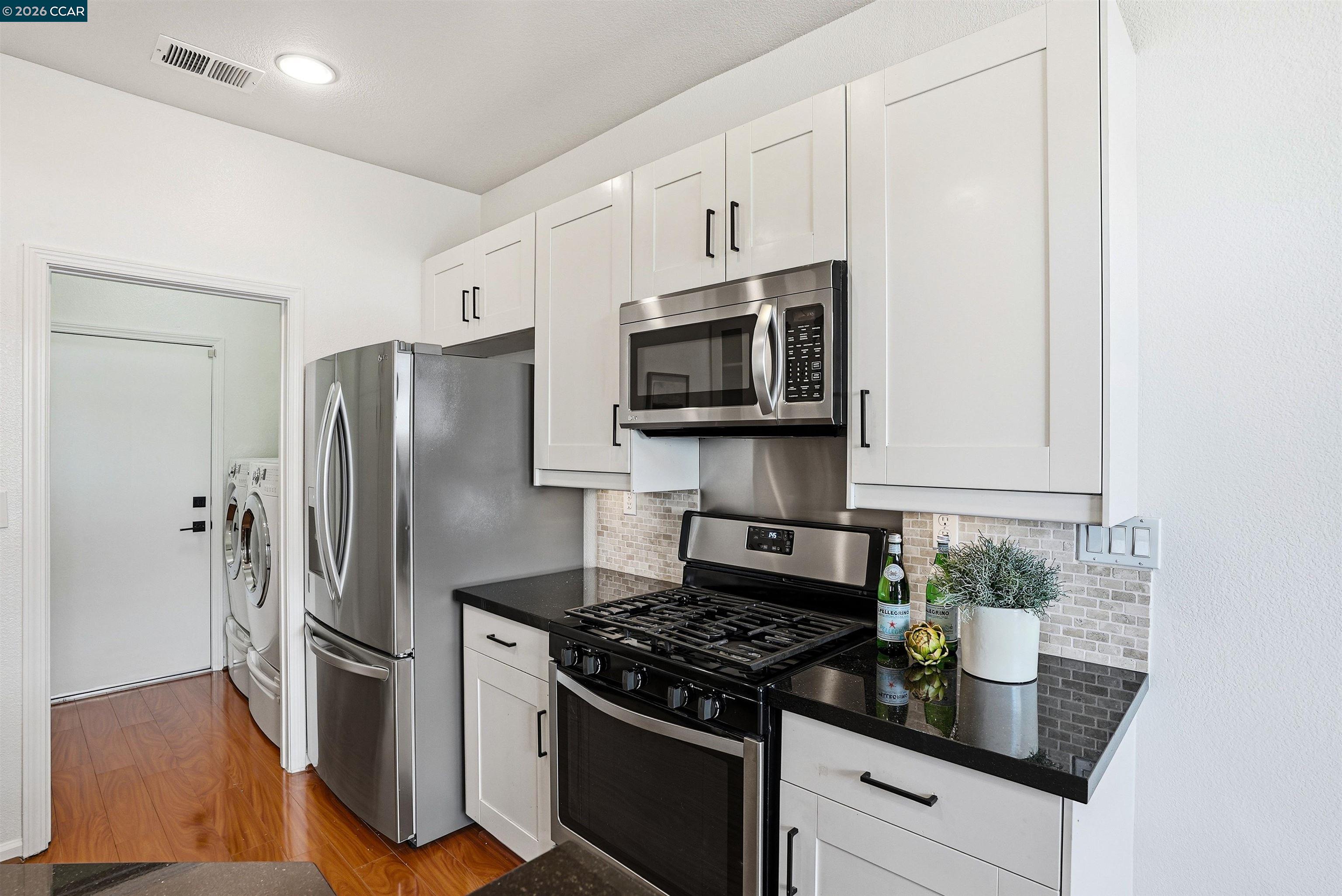 Detail Gallery Image 12 of 33 For 1 Avocet Ct, Alameda,  CA 94501 - 3 Beds | 2/1 Baths