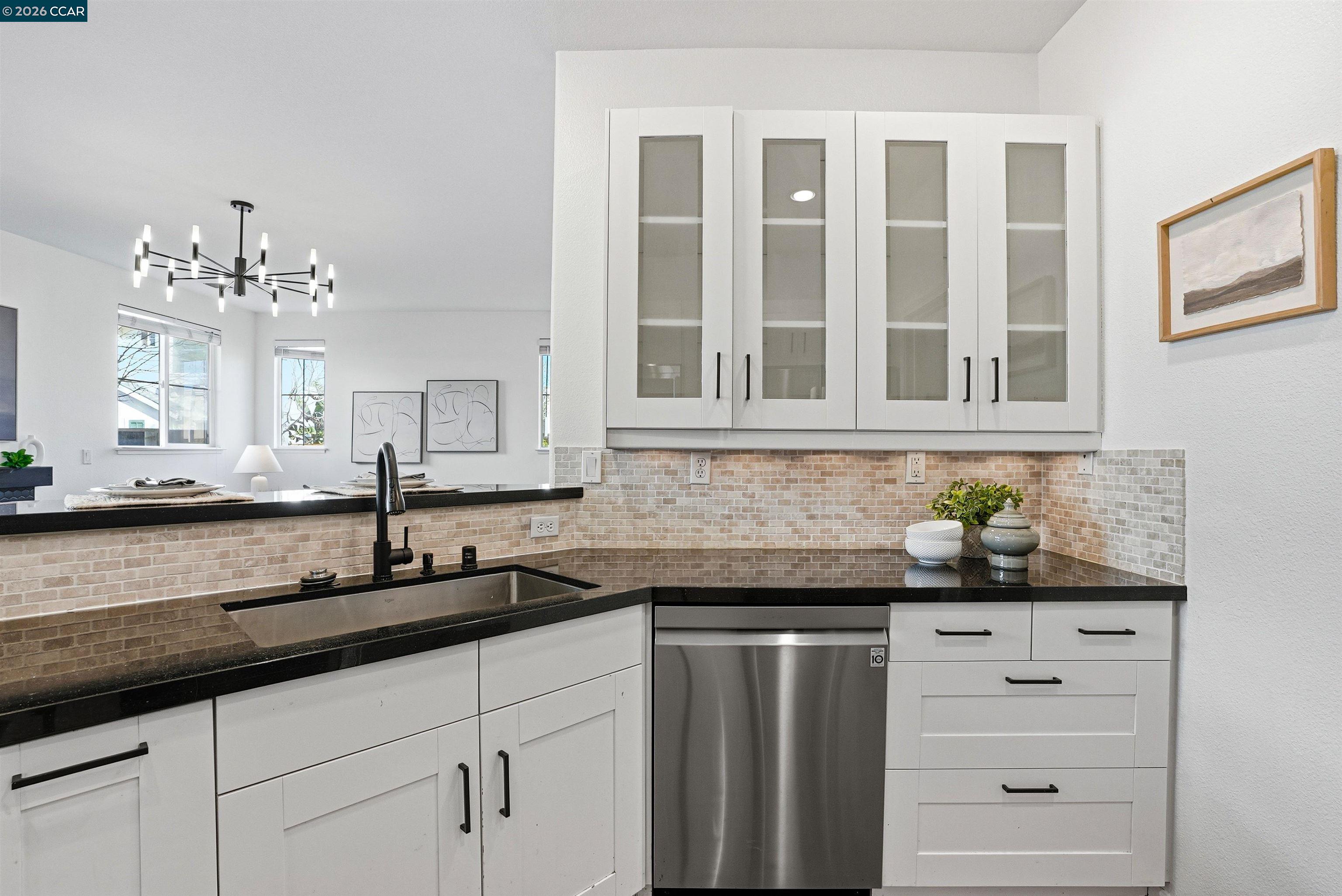 Detail Gallery Image 13 of 33 For 1 Avocet Ct, Alameda,  CA 94501 - 3 Beds | 2/1 Baths