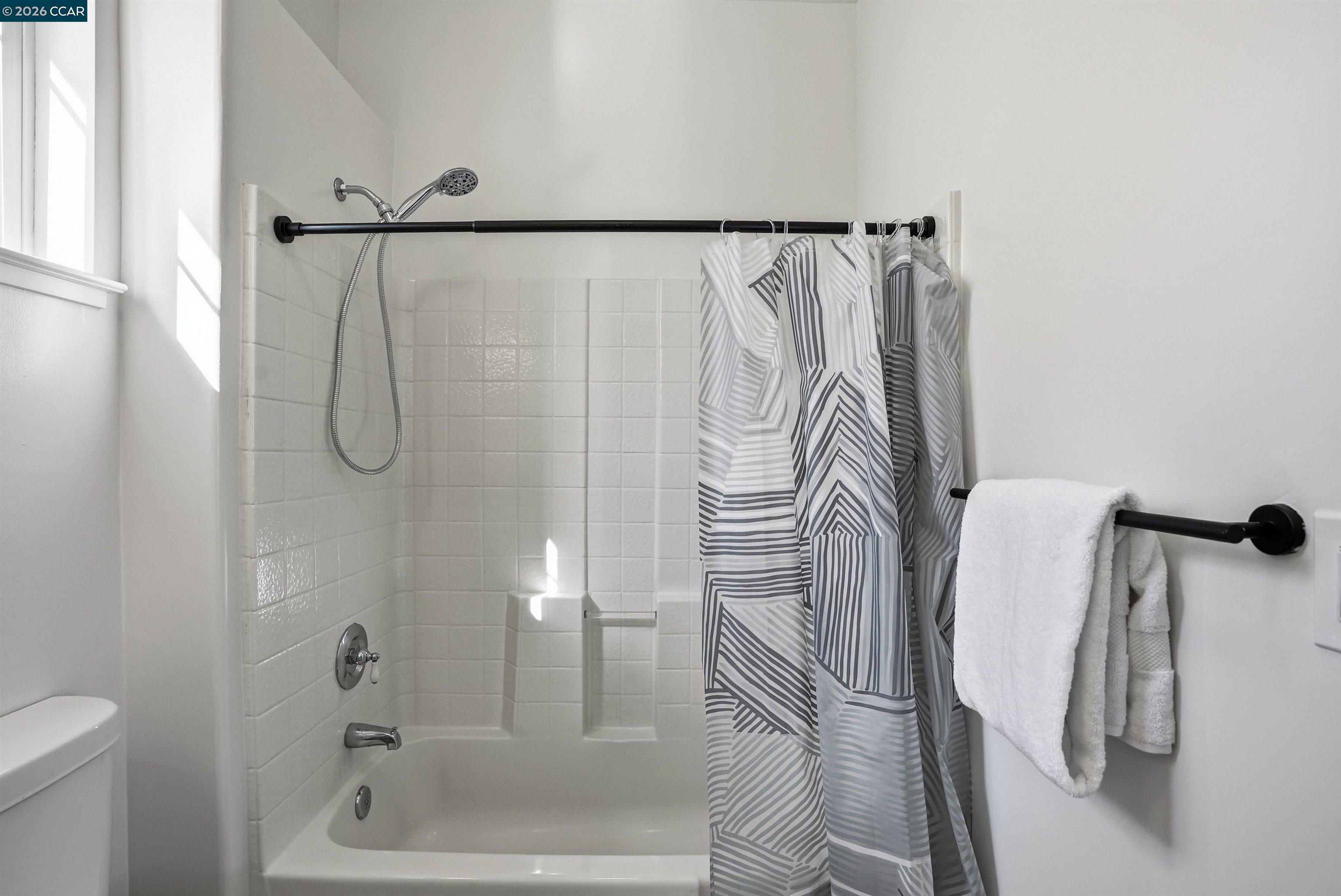 Detail Gallery Image 27 of 33 For 1 Avocet Ct, Alameda,  CA 94501 - 3 Beds | 2/1 Baths