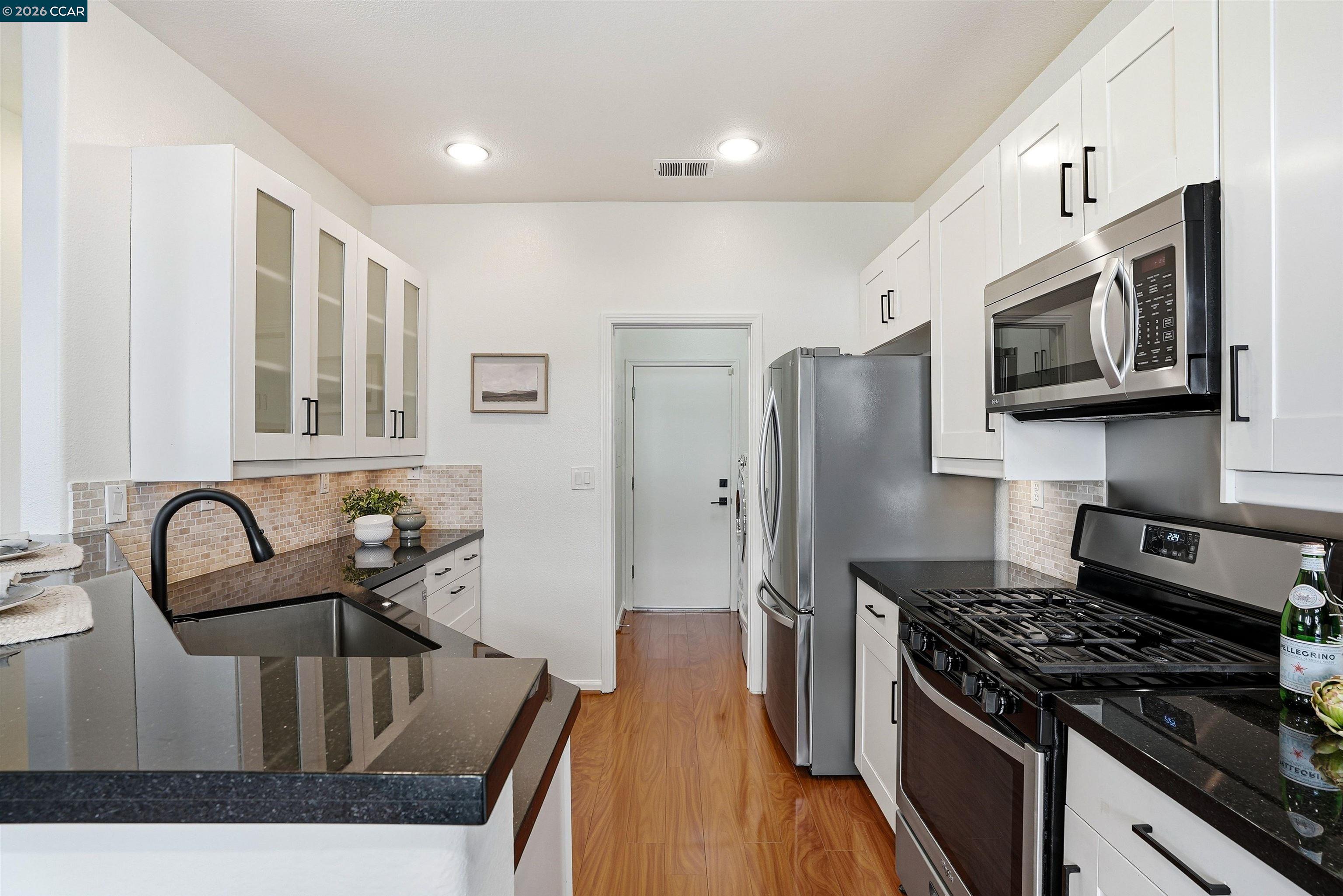 Detail Gallery Image 10 of 33 For 1 Avocet Ct, Alameda,  CA 94501 - 3 Beds | 2/1 Baths