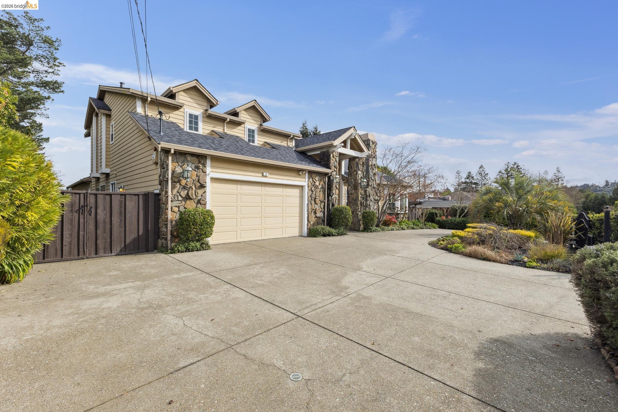 Detail Gallery Image 4 of 59 For 78 Scenic Dr, Orinda,  CA 94563 - 4 Beds | 3 Baths