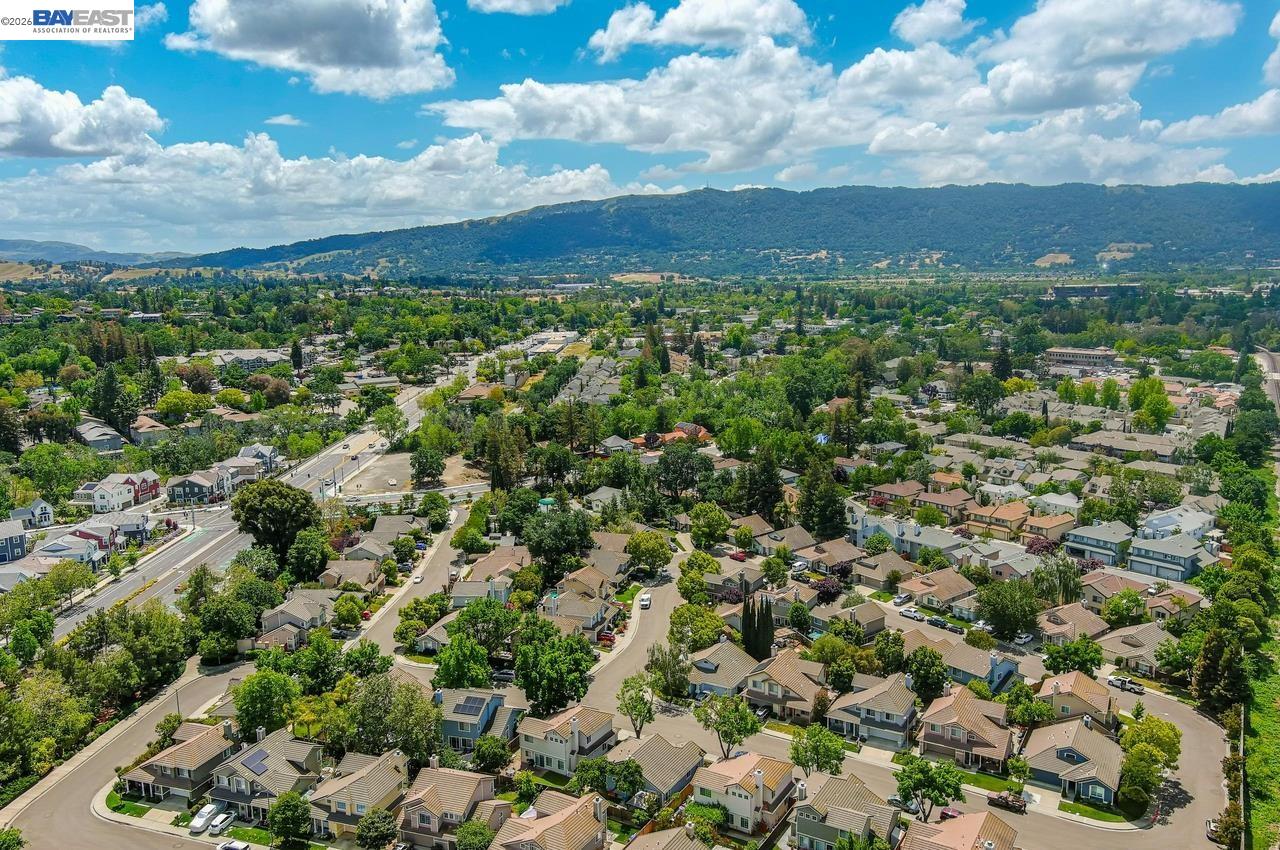 Detail Gallery Image 4 of 44 For 337 Trenton Cir, Pleasanton,  CA 94566 - 3 Beds | 2/1 Baths