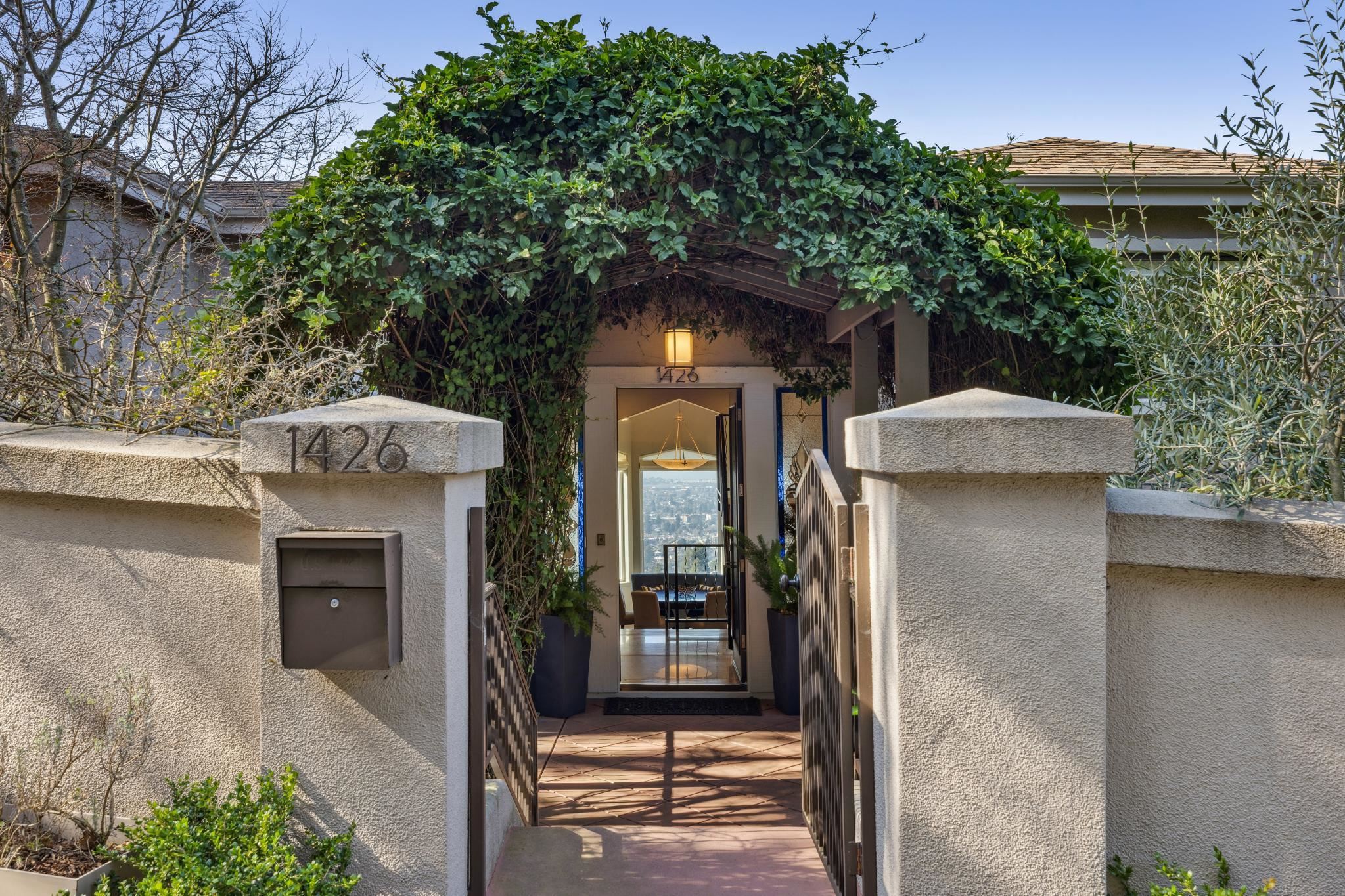 Detail Gallery Image 2 of 40 For 1426 Grand View Dr, Berkeley,  CA 94705 - 4 Beds | 4 Baths