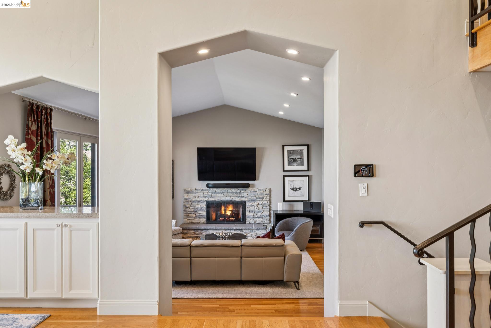 Detail Gallery Image 14 of 49 For 1426 Grand View Dr, Berkeley,  CA 94705 - 4 Beds | 4 Baths