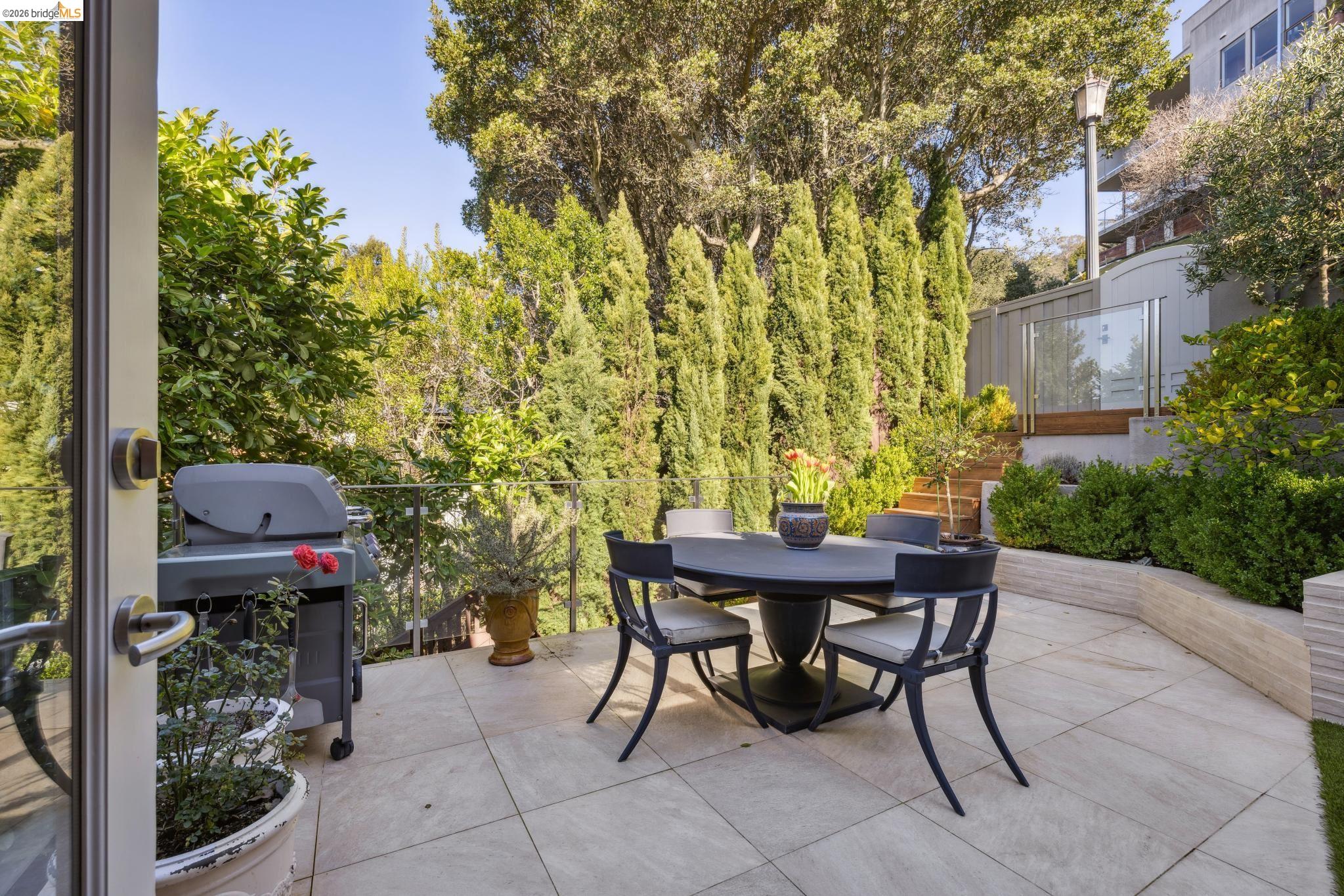 Detail Gallery Image 26 of 49 For 1426 Grand View Dr, Berkeley,  CA 94705 - 4 Beds | 4 Baths