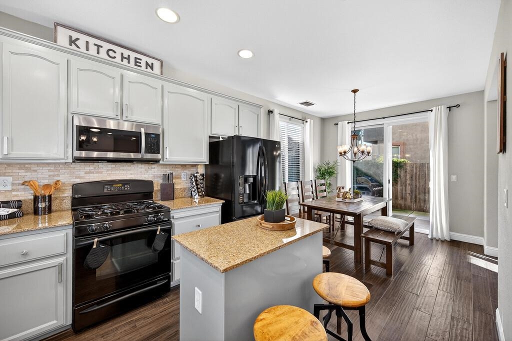 Detail Gallery Image 9 of 60 For 390 Caravaggio Cir, Sacramento,  CA 95835 - 3 Beds | 2/1 Baths