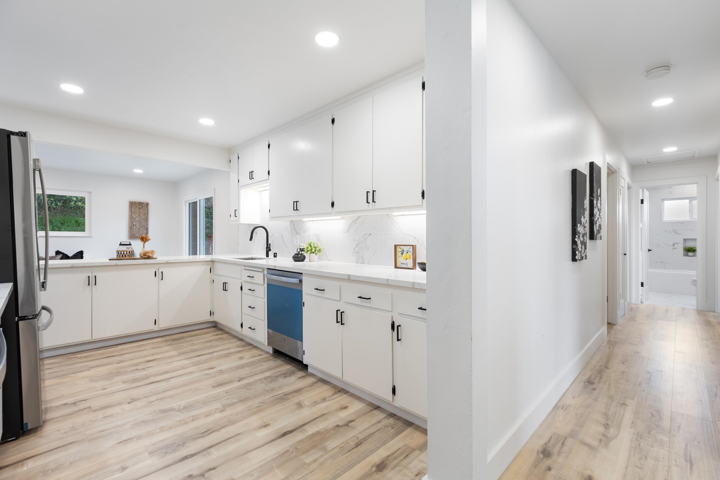 Detail Gallery Image 14 of 41 For 4072 Oak Hill Rd, Oakland,  CA 94605 - 3 Beds | 2 Baths