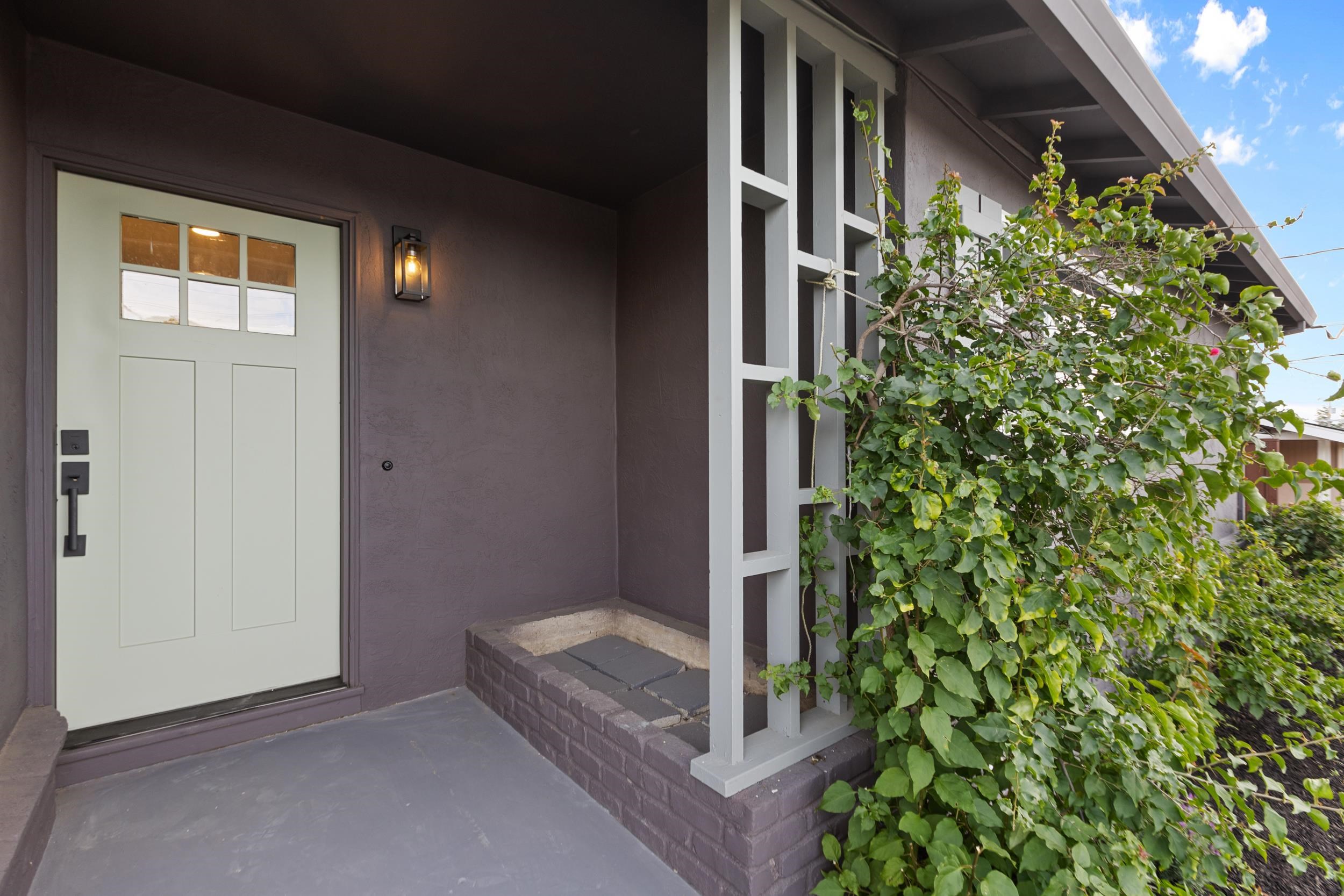 Detail Gallery Image 5 of 41 For 4072 Oak Hill Rd, Oakland,  CA 94605 - 3 Beds | 2 Baths
