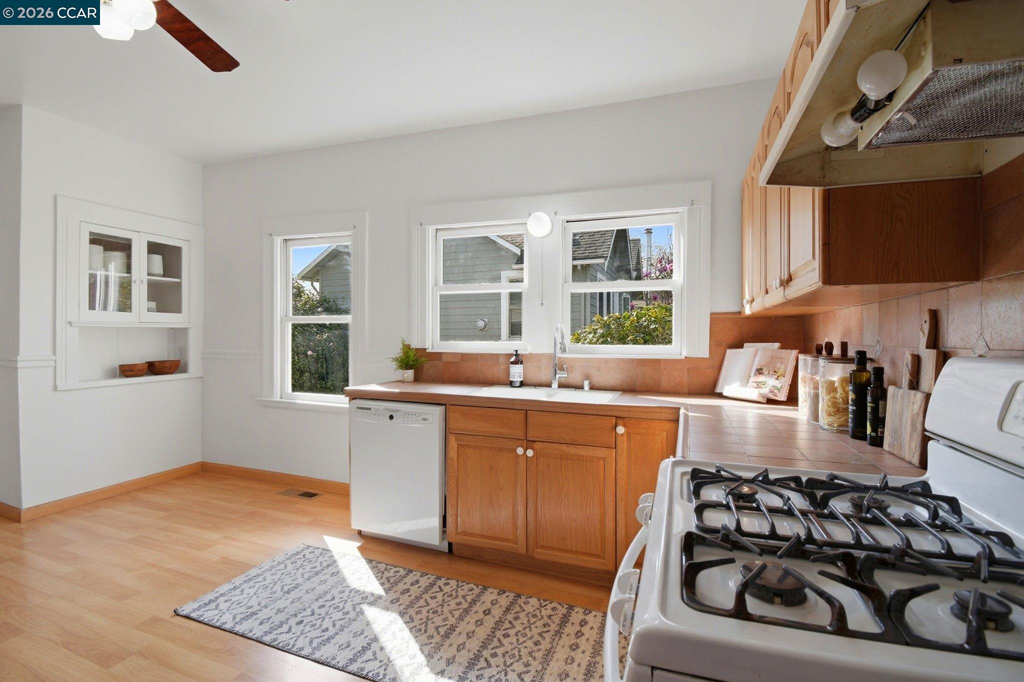 Detail Gallery Image 12 of 30 For 5115 Lawton Ave, Oakland,  CA 94618 - 2 Beds | 1 Baths