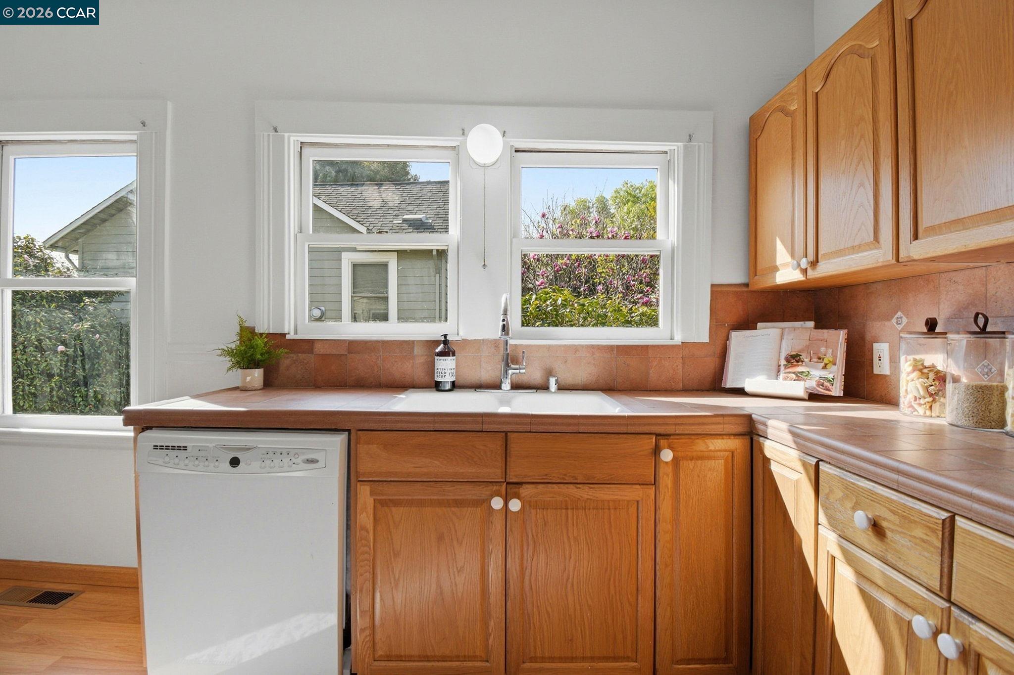 Detail Gallery Image 13 of 30 For 5115 Lawton Ave, Oakland,  CA 94618 - 2 Beds | 1 Baths