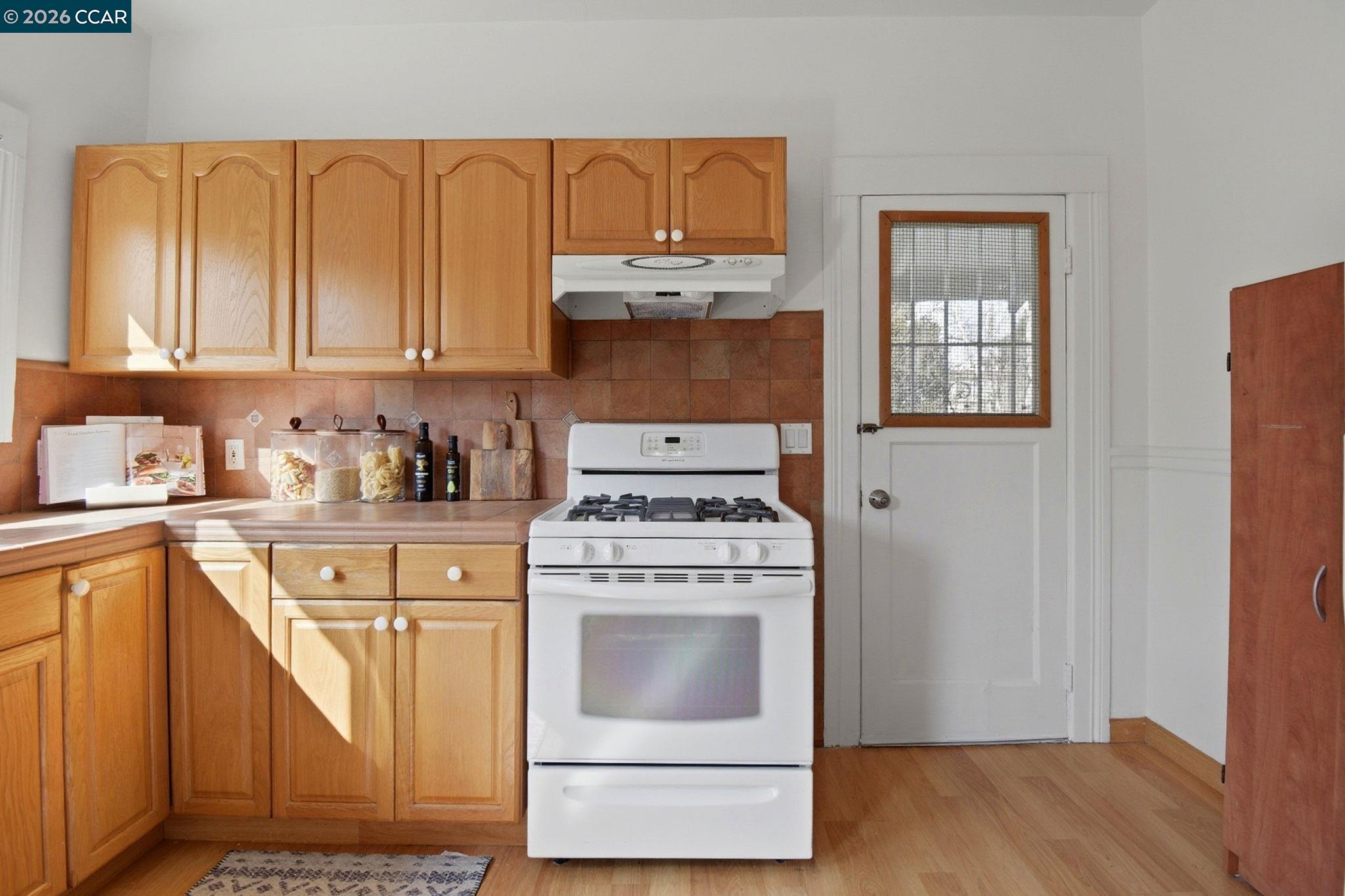 Detail Gallery Image 14 of 30 For 5115 Lawton Ave, Oakland,  CA 94618 - 2 Beds | 1 Baths