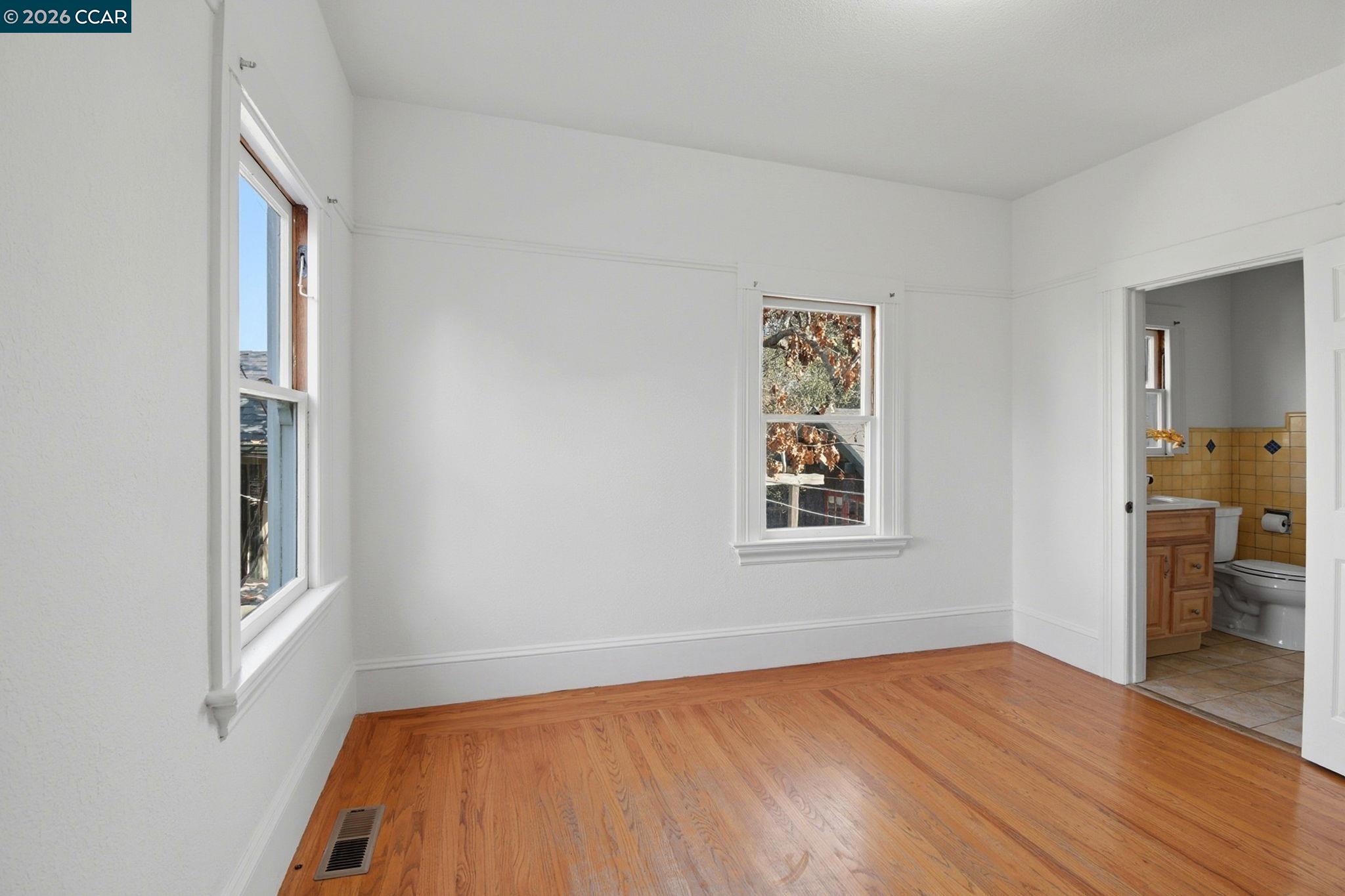 Detail Gallery Image 17 of 30 For 5115 Lawton Ave, Oakland,  CA 94618 - 2 Beds | 1 Baths