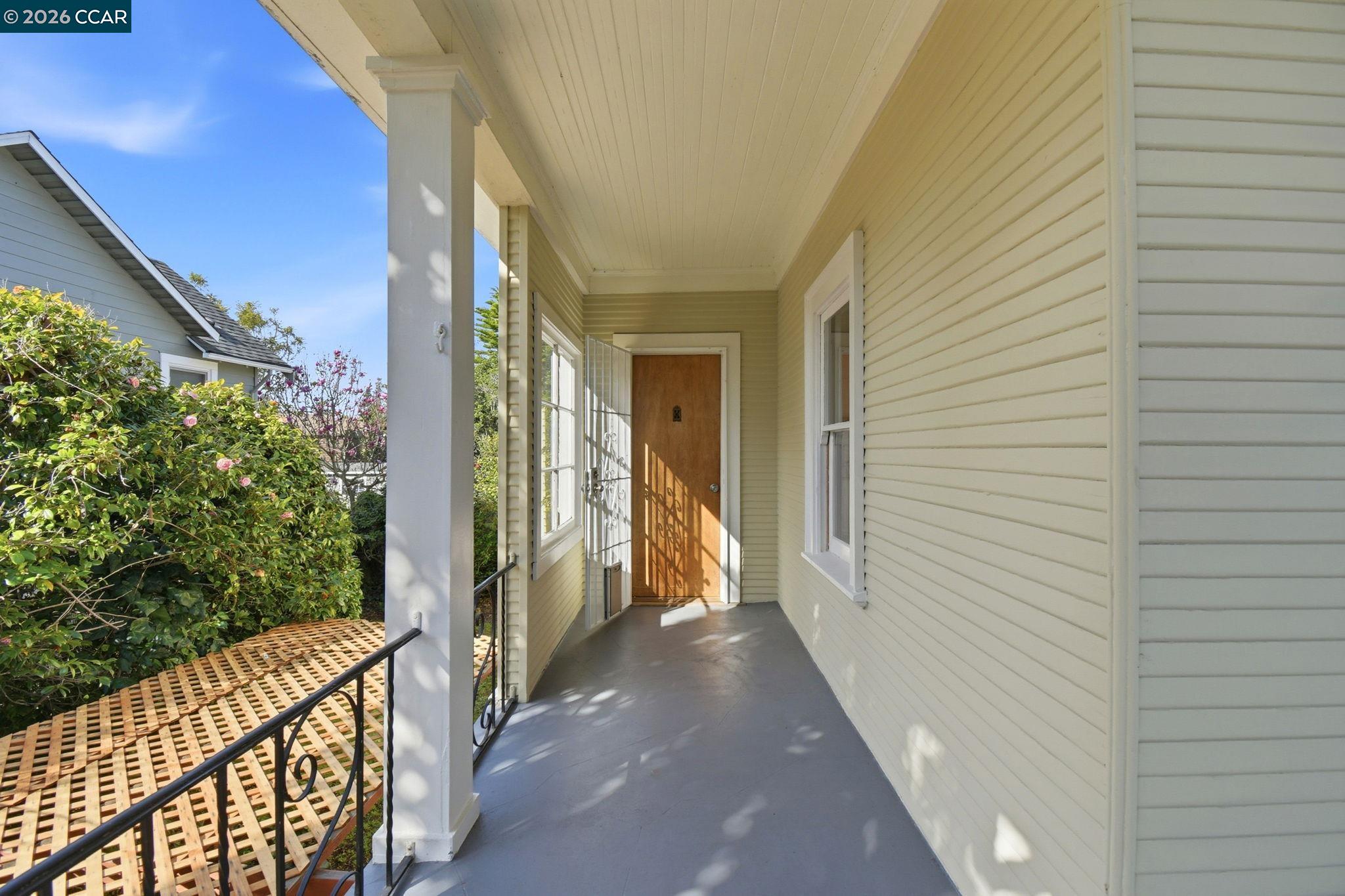 Detail Gallery Image 3 of 30 For 5115 Lawton Ave, Oakland,  CA 94618 - 2 Beds | 1 Baths