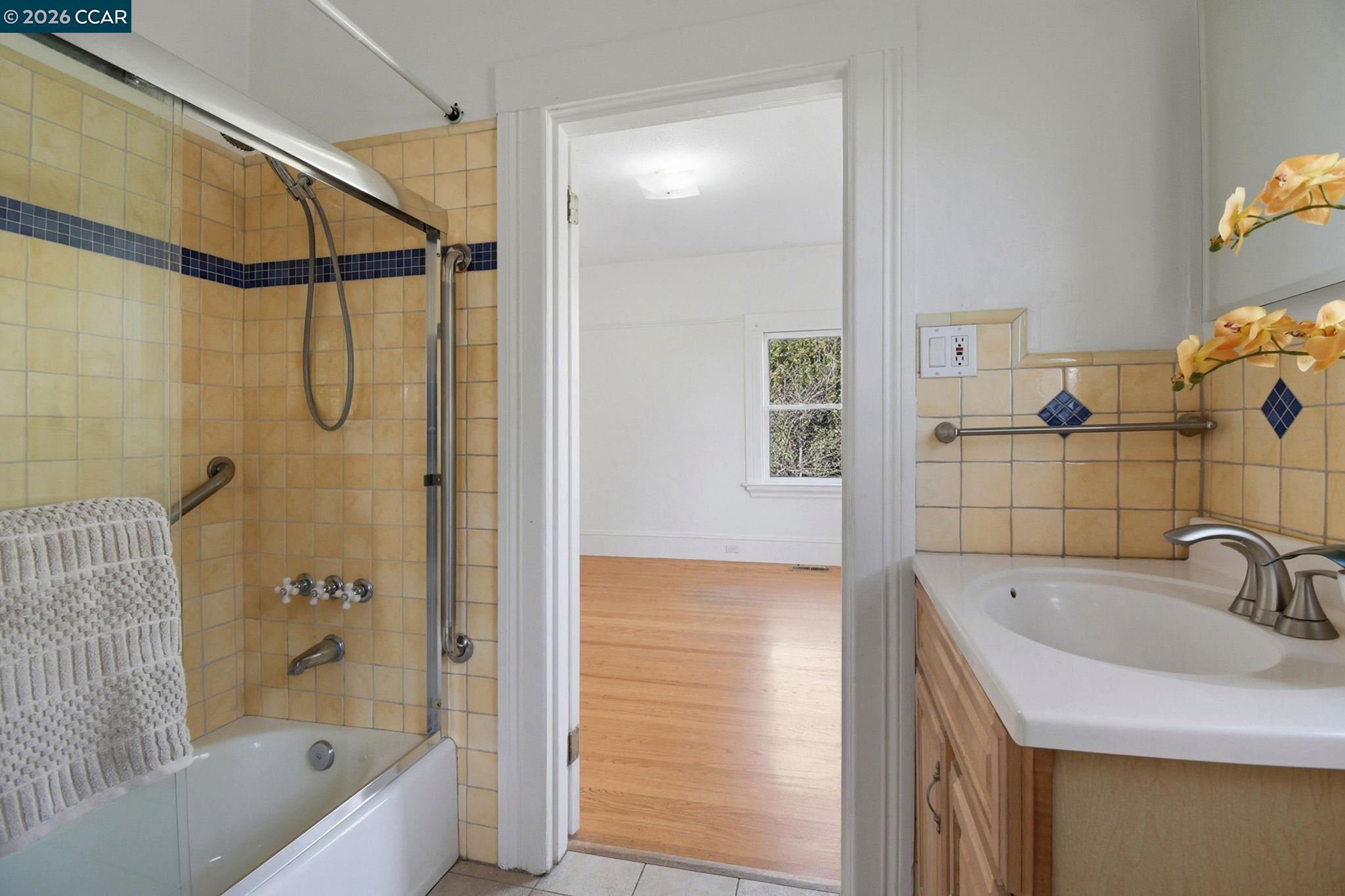 Detail Gallery Image 21 of 30 For 5115 Lawton Ave, Oakland,  CA 94618 - 2 Beds | 1 Baths