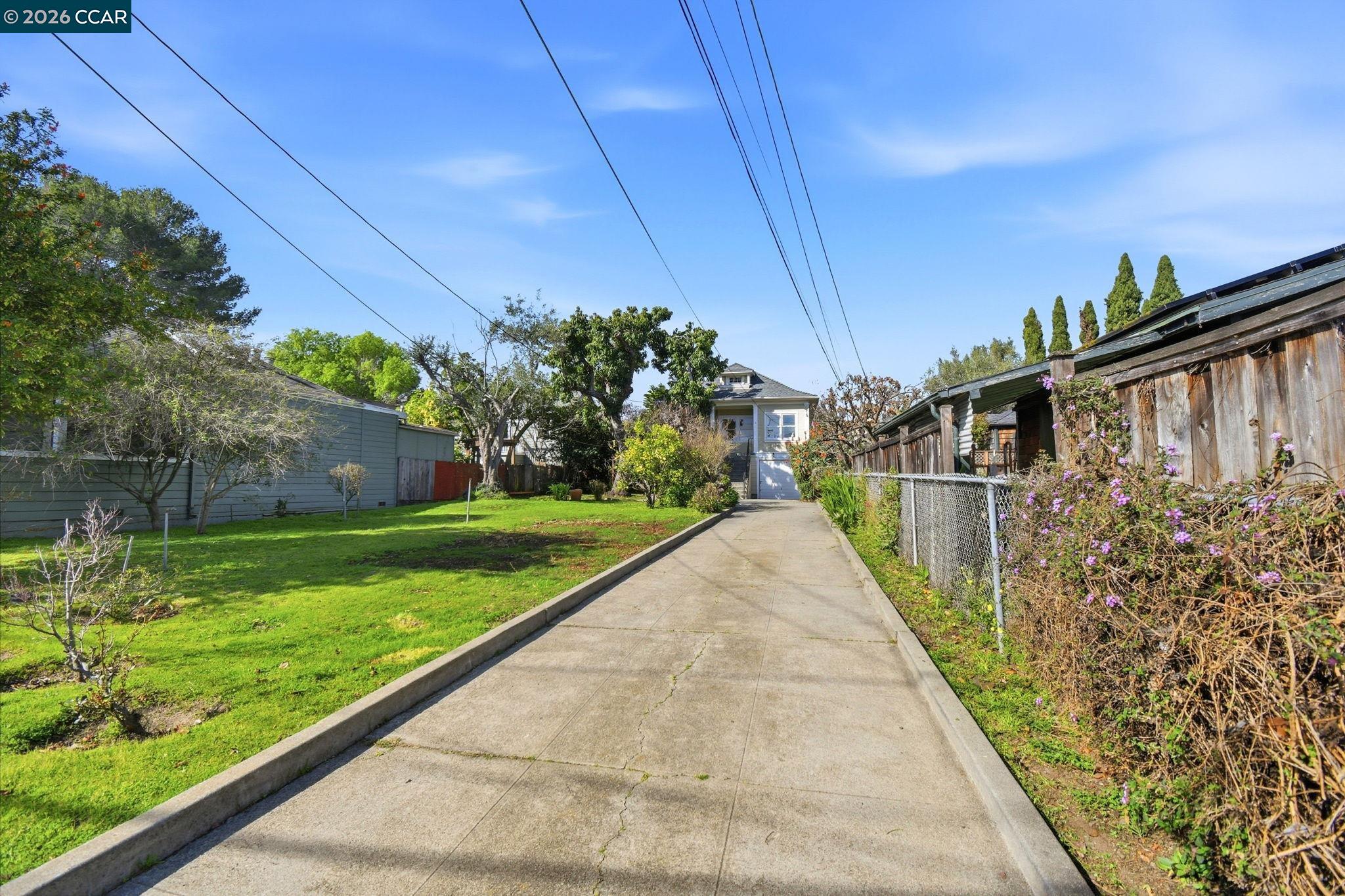 Detail Gallery Image 4 of 30 For 5115 Lawton Ave, Oakland,  CA 94618 - 2 Beds | 1 Baths