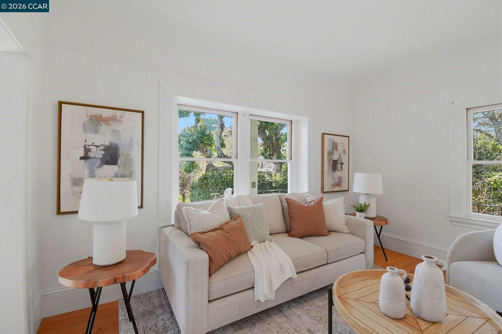 Detail Gallery Image 6 of 30 For 5115 Lawton Ave, Oakland,  CA 94618 - 2 Beds | 1 Baths