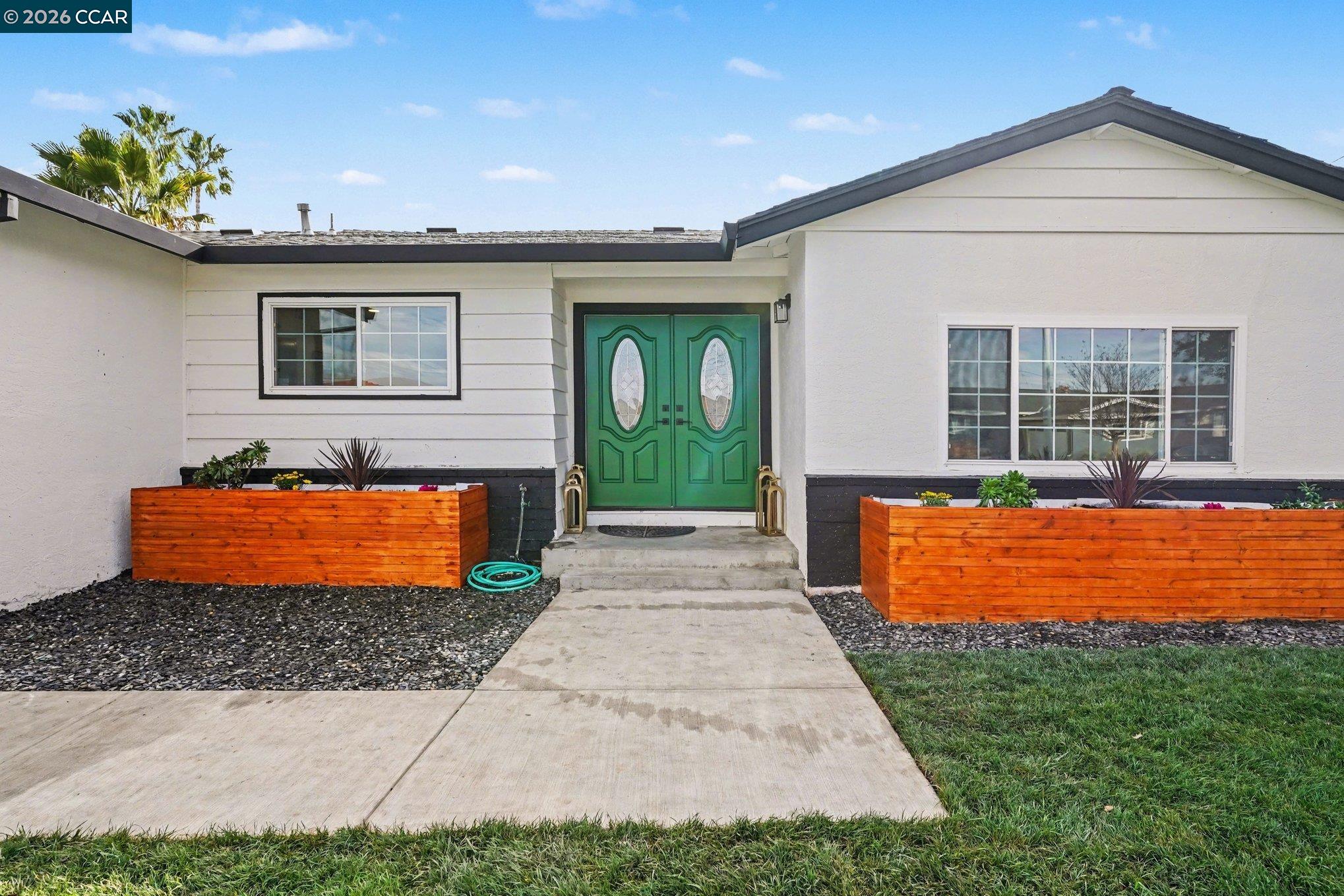 Detail Gallery Image 2 of 27 For 1522 Thornwood Dr, Concord,  CA 94521 - 5 Beds | 2 Baths