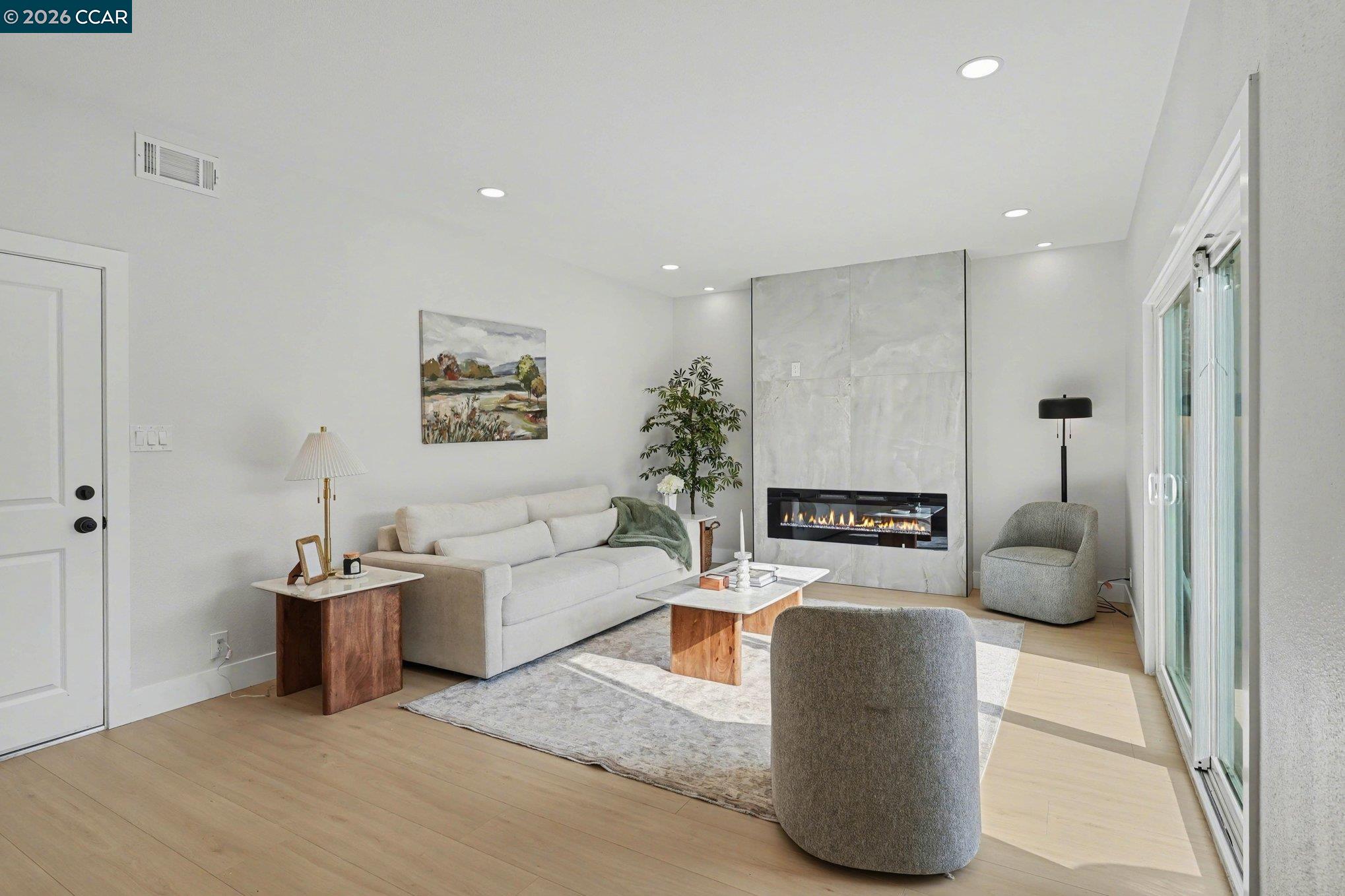 Detail Gallery Image 7 of 27 For 1522 Thornwood Dr, Concord,  CA 94521 - 5 Beds | 2 Baths