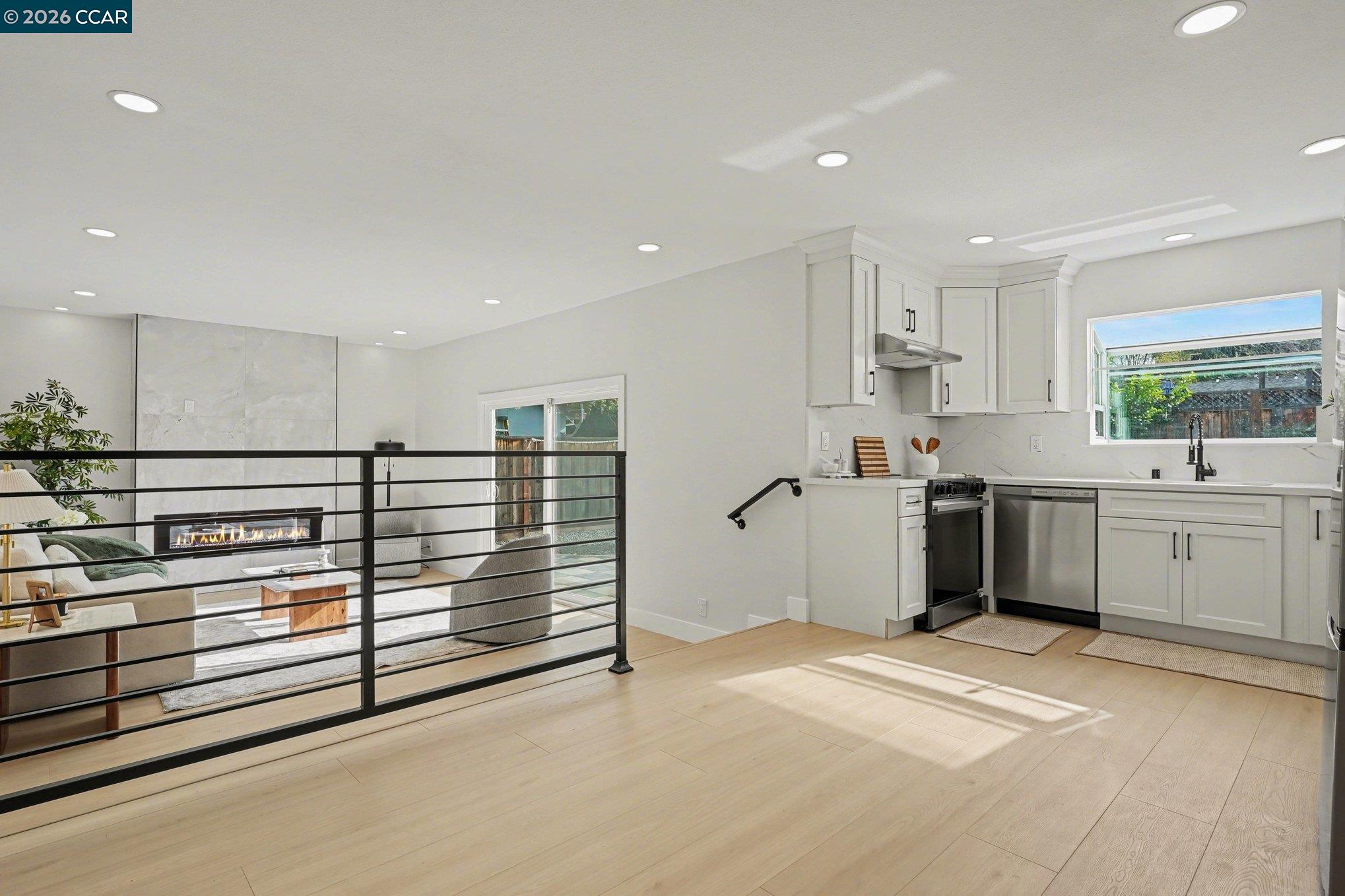 Detail Gallery Image 10 of 27 For 1522 Thornwood Dr, Concord,  CA 94521 - 5 Beds | 2 Baths