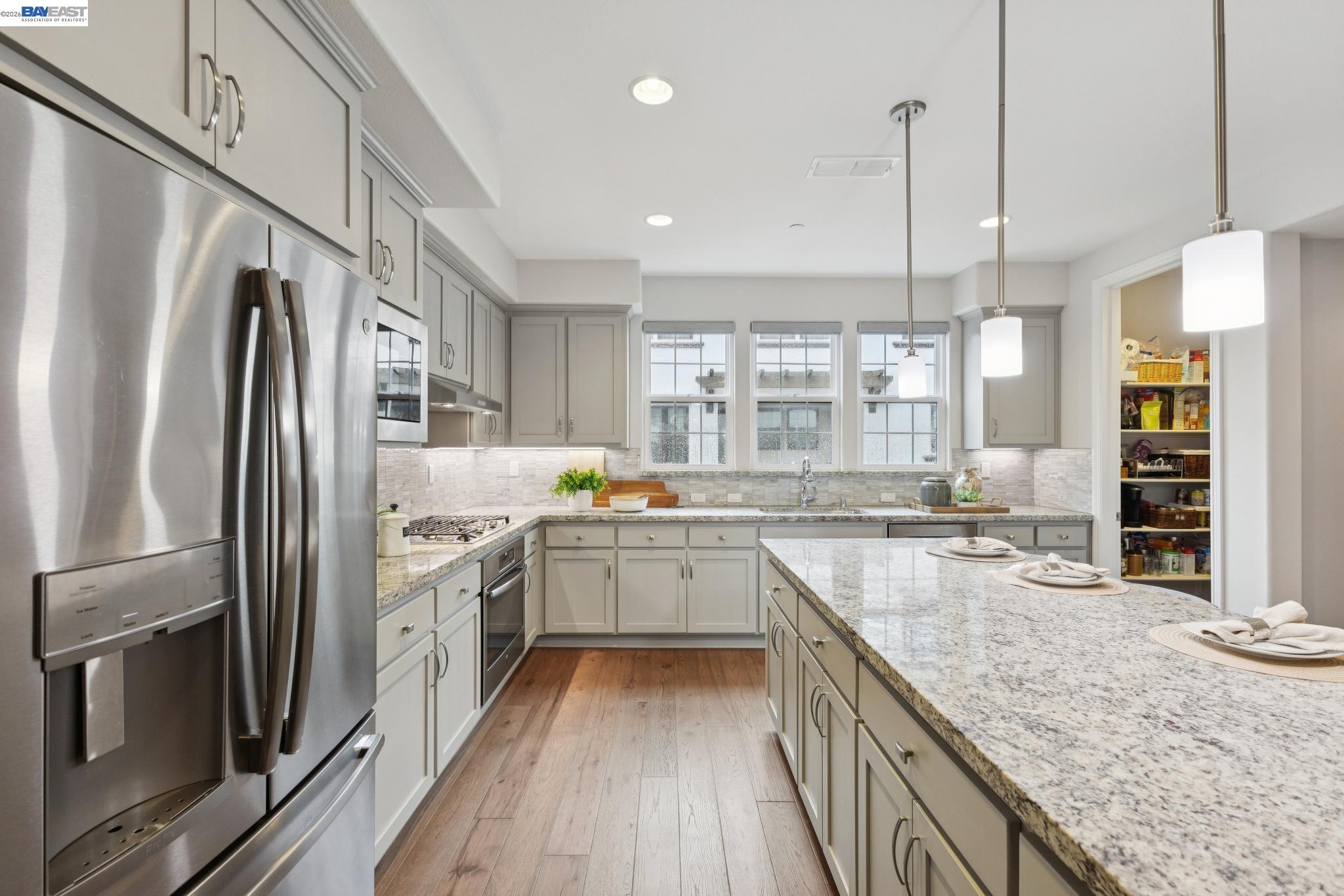 Detail Gallery Image 11 of 54 For 3460 Serra Cir, Pleasanton,  CA 94588 - 4 Beds | 3/1 Baths