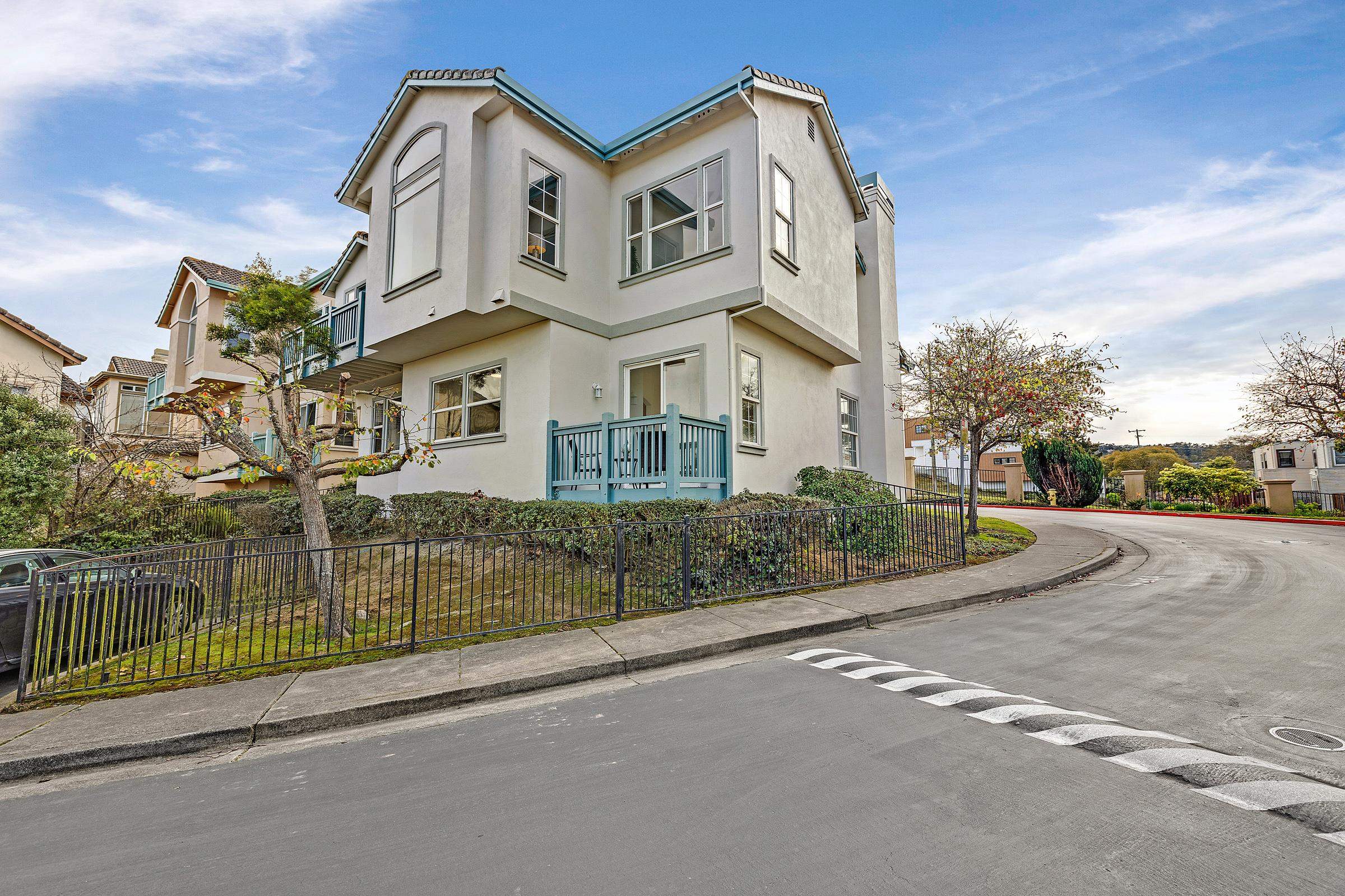 Detail Gallery Image 4 of 55 For 22 Buena Vista Rd, South San Francisco,  CA 94080 - 4 Beds | 3 Baths