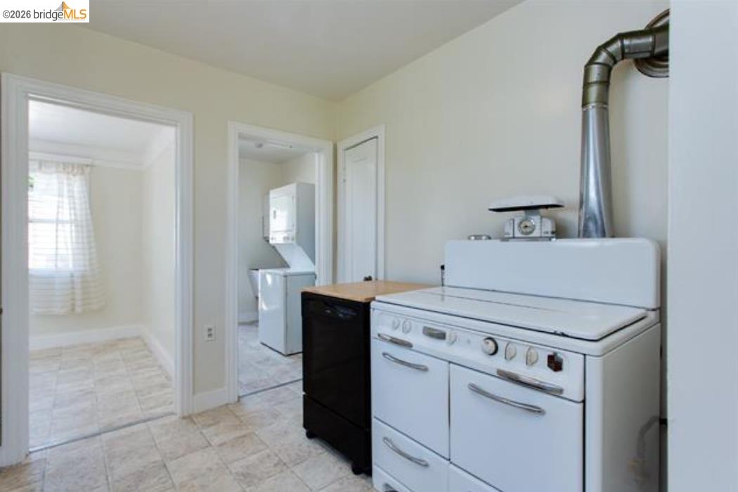 Detail Gallery Image 3 of 9 For 2317 65th Ave, Oakland,  CA 94605 - 2 Beds | 1 Baths