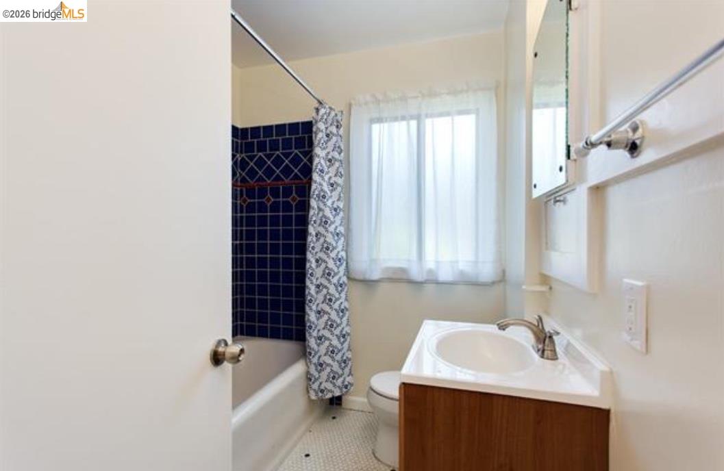 Detail Gallery Image 7 of 9 For 2317 65th Ave, Oakland,  CA 94605 - 2 Beds | 1 Baths
